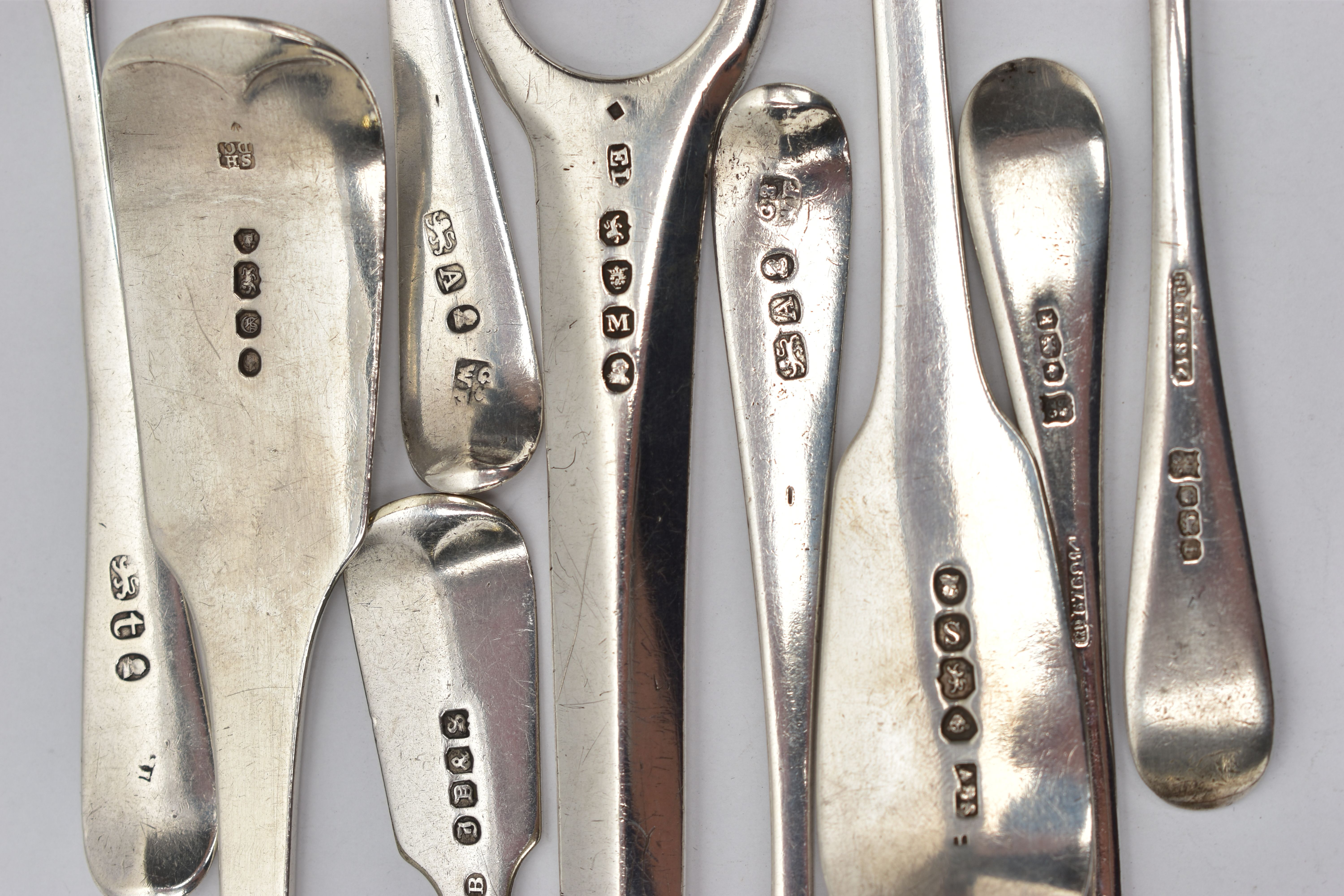 A GEORGE III SILVER MEAT SKEWER AND A SMALL PARCEL OF SILVER FLATWARE, the skewer engraved with - Image 5 of 5