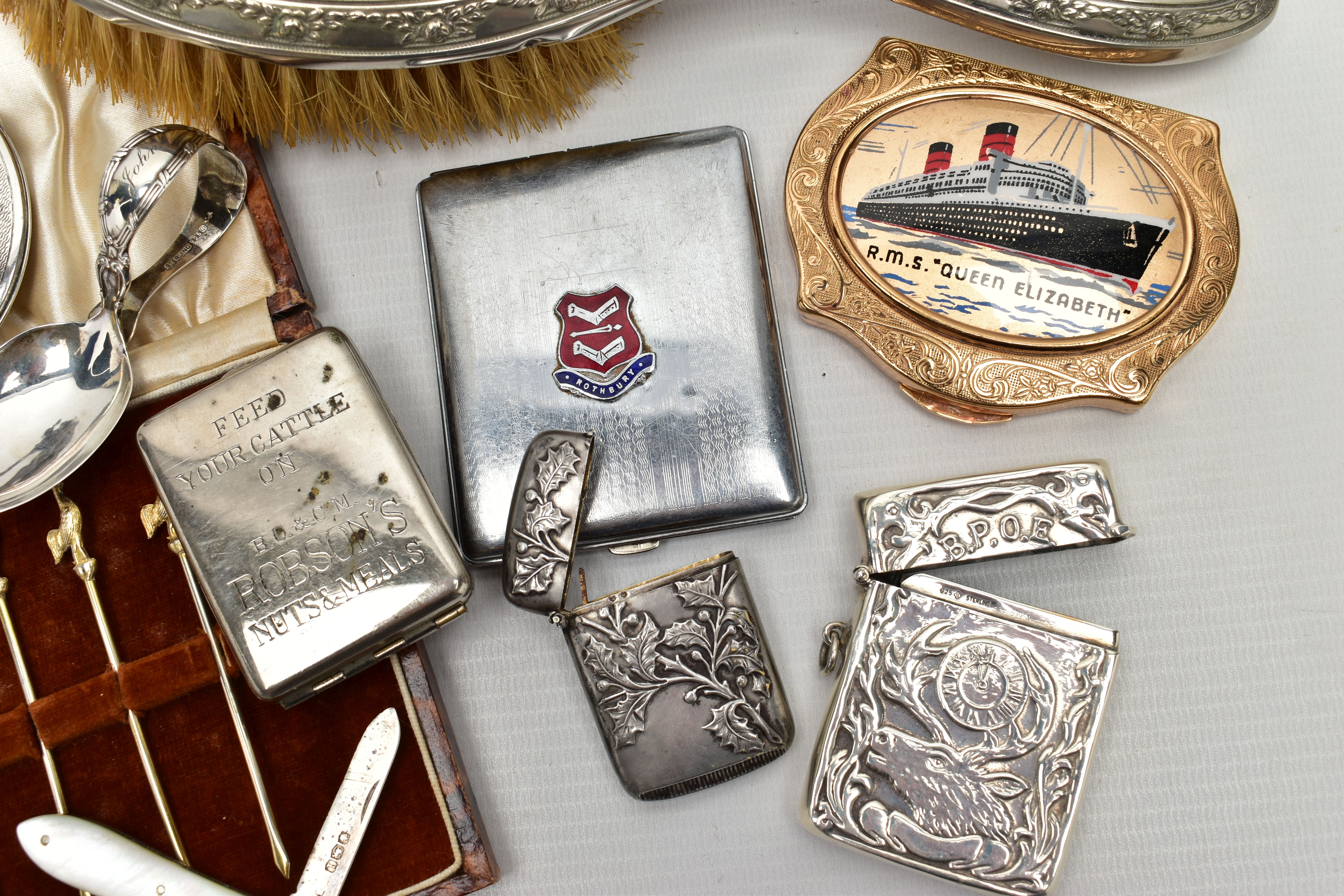 A PARCEL OF ASSORTED SILVER, WHITE METAL, PLATE, ETC, including a George V silver compact, engine - Image 5 of 9