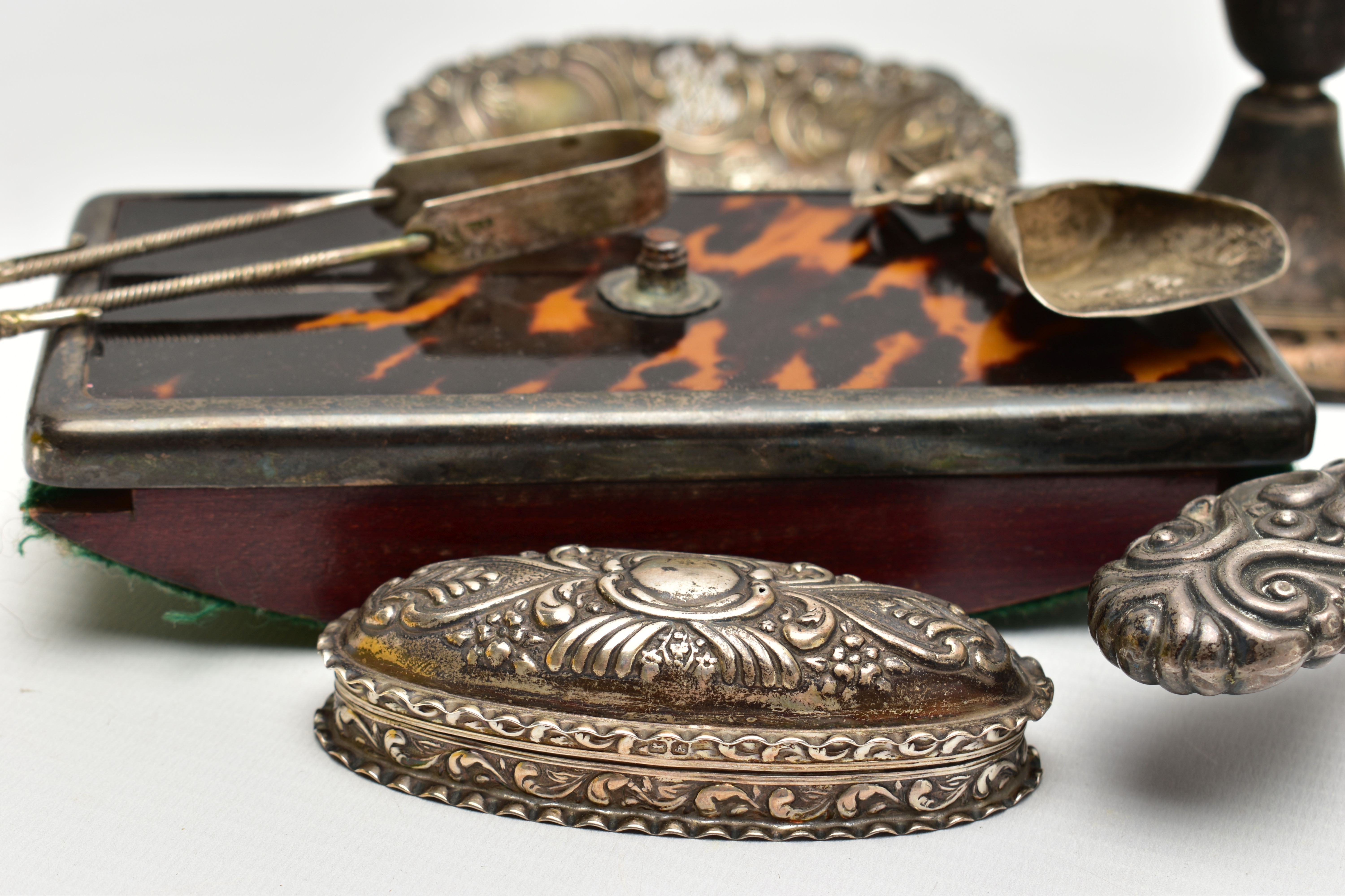 A SMALL PARCEL OF ASSORTED LATE VICTORIAN, EDWARDIAN AND LATER SILVER, comprising a pair of circular - Image 4 of 8