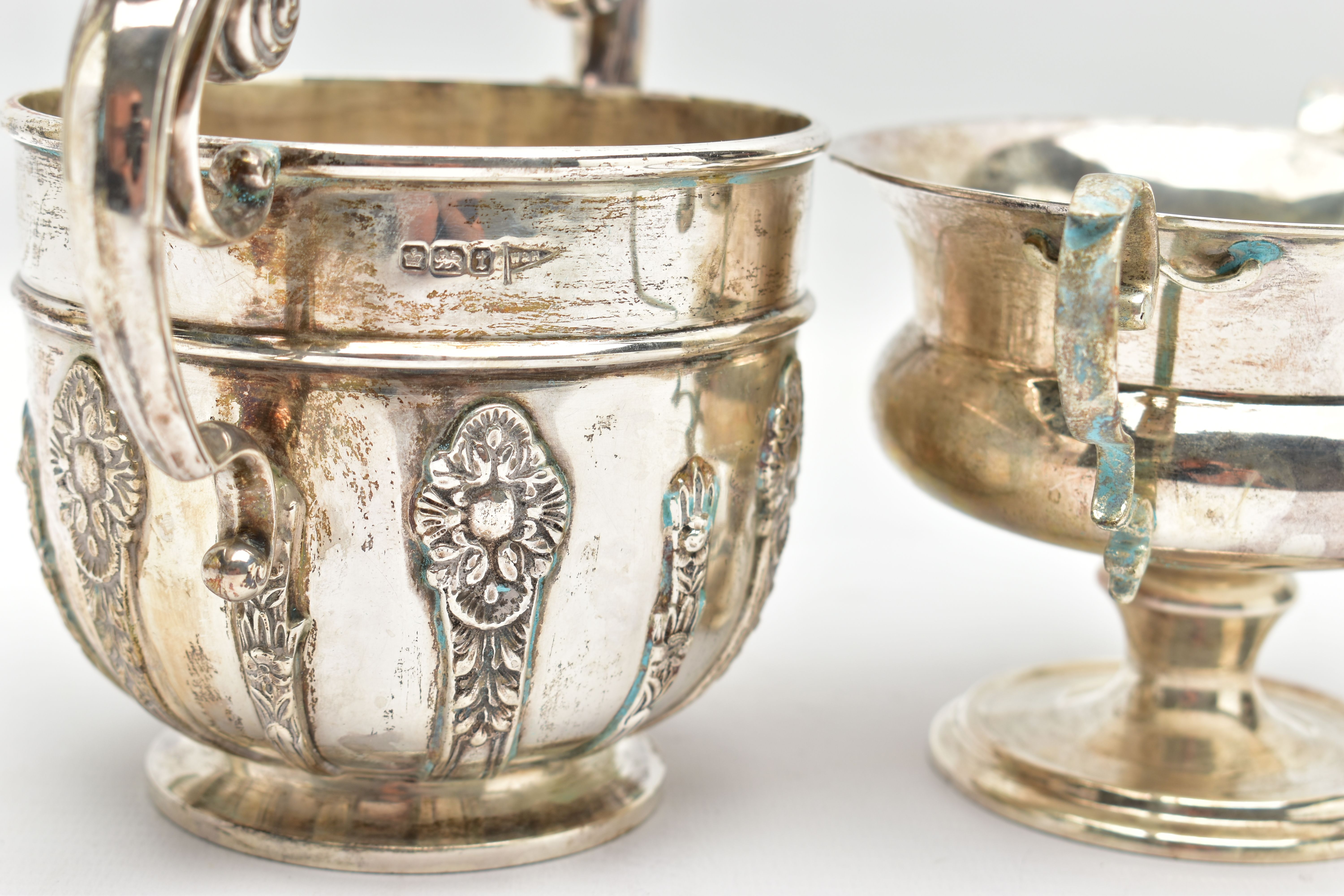 A GEORGE V WALKER & HALL SILVER TWIN HANDLED LOVING CUP AND AN EDWARDIAN TWIN HANDLED PEDESTAL - Image 5 of 7