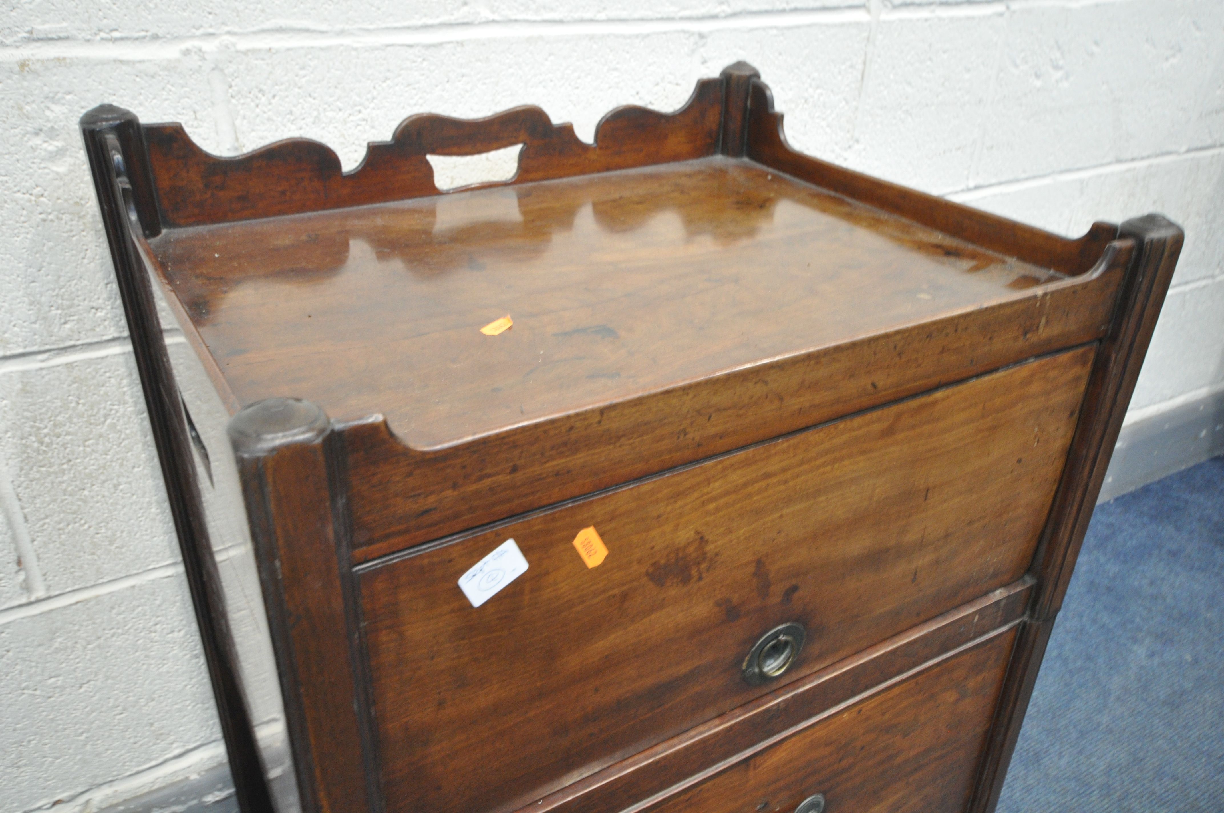 A GEORGE III MAHOGANY TRAY TOP NIGHT COMMODE, with a wavy top, twin handles to side, fall front door - Bild 3 aus 3