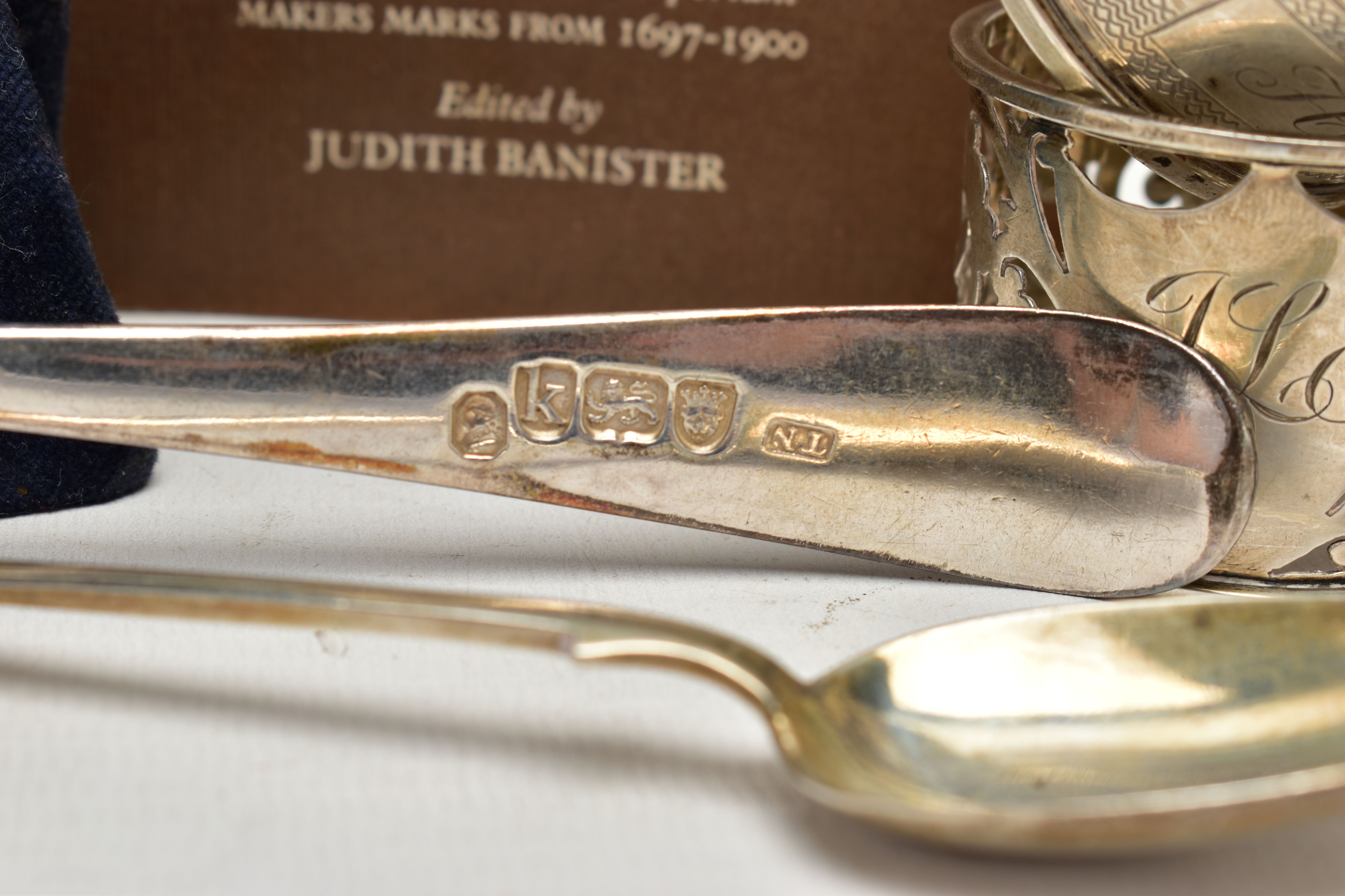 A SMALL PARCEL OF LATE 18TH, 19TH AND 20TH CENTURY SPOONS, NAPKIN RINGS, ETC, comprising an Old - Bild 10 aus 10