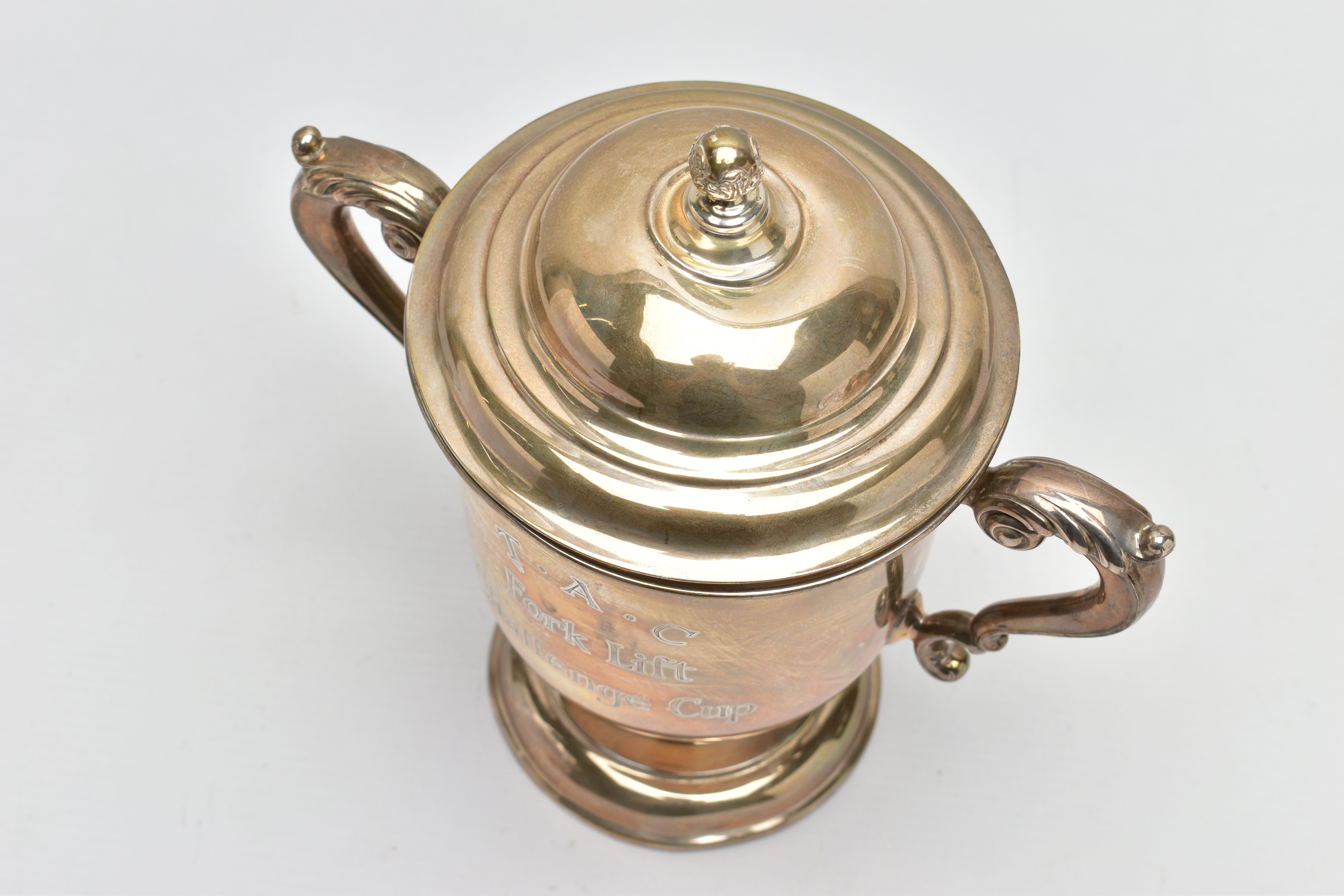 A GEORGE V SILVER TWIN HANDLED TROPHY CUP AND COVER, the pull off domed cover with foliate ball - Image 7 of 9