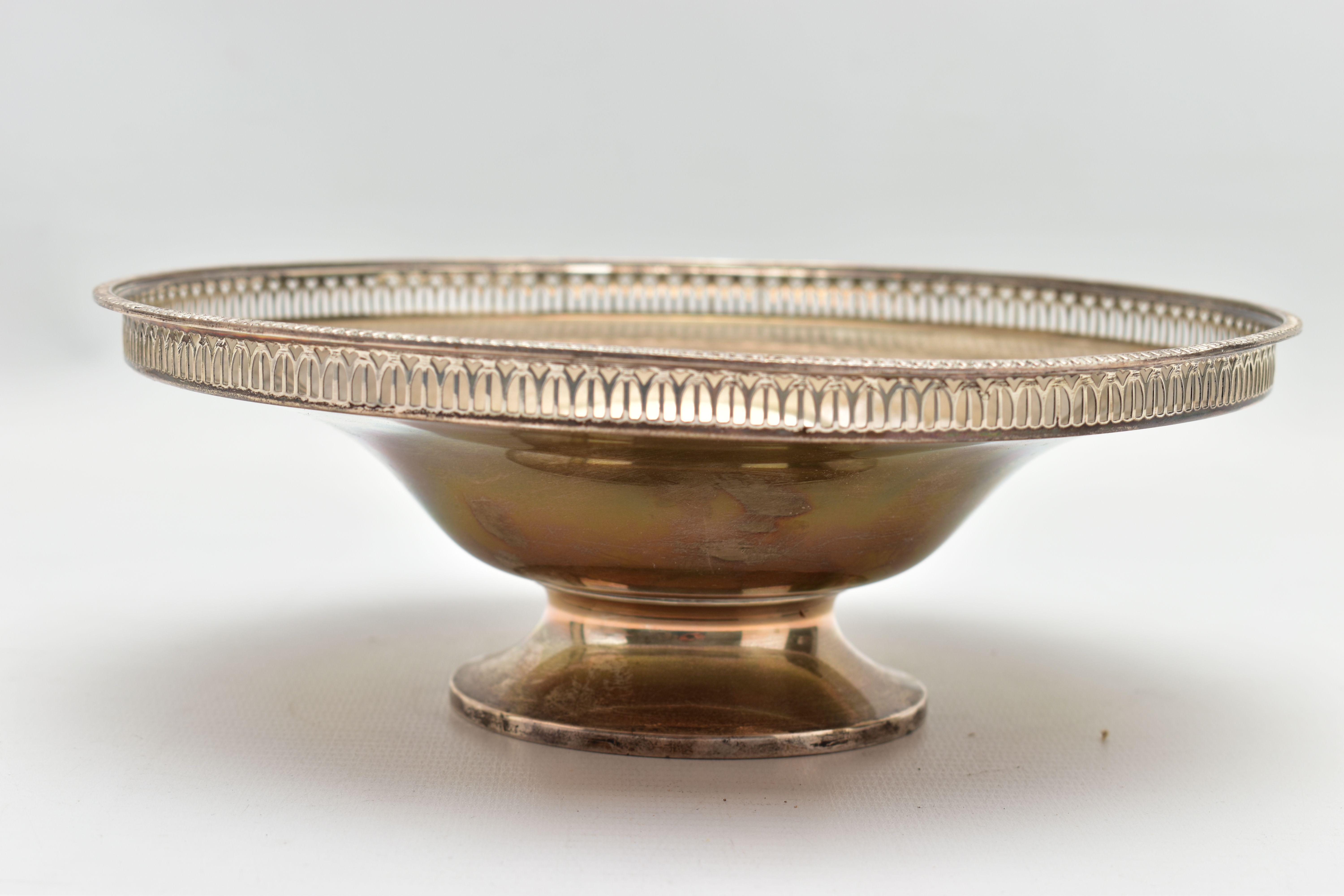 A GEORGE V SILVER CIRCULAR PEDESTAL BOWL WITH PIERCED RIM, egg and dart rim, dished centre, makers - Bild 3 aus 8