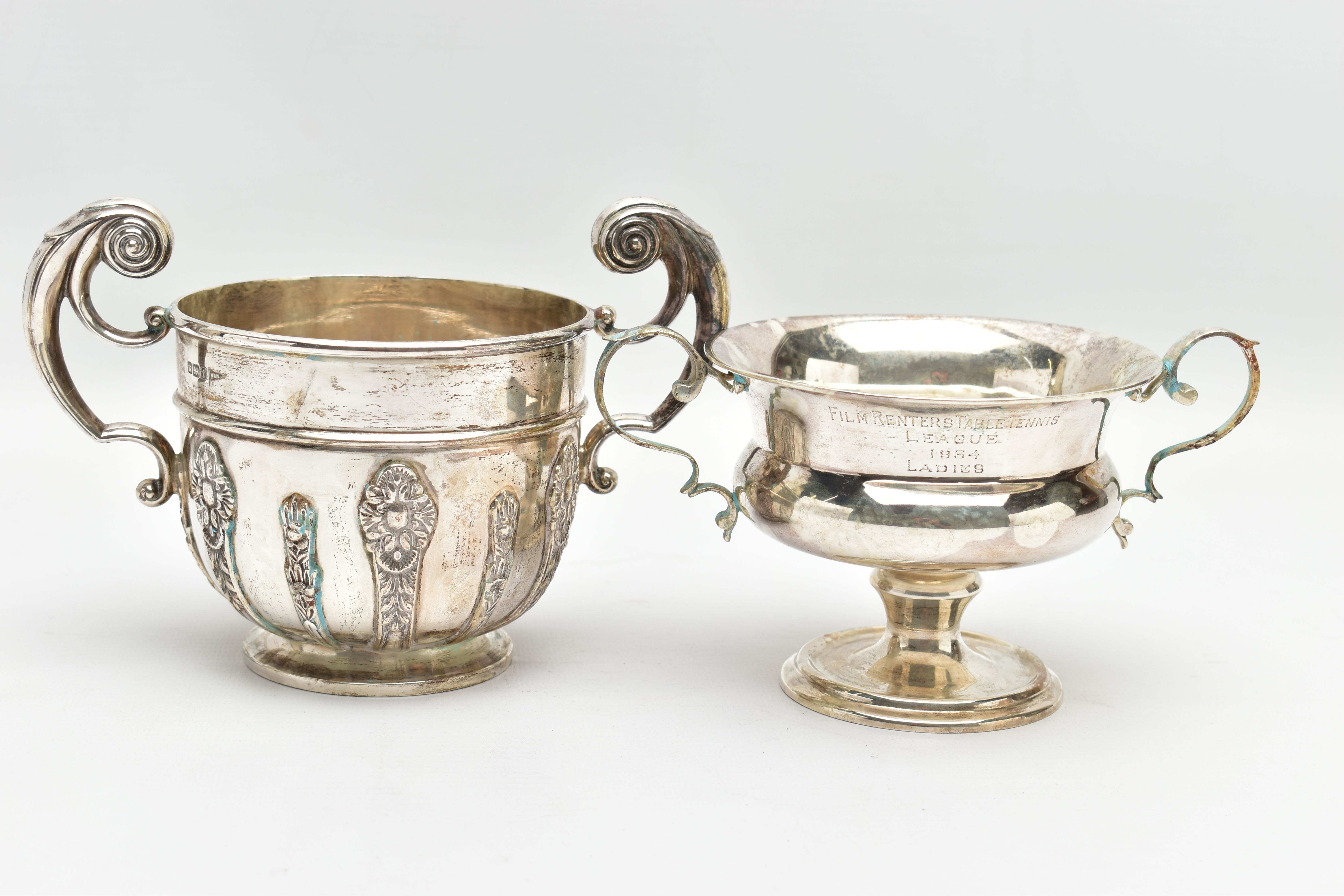 A GEORGE V WALKER & HALL SILVER TWIN HANDLED LOVING CUP AND AN EDWARDIAN TWIN HANDLED PEDESTAL - Image 3 of 7