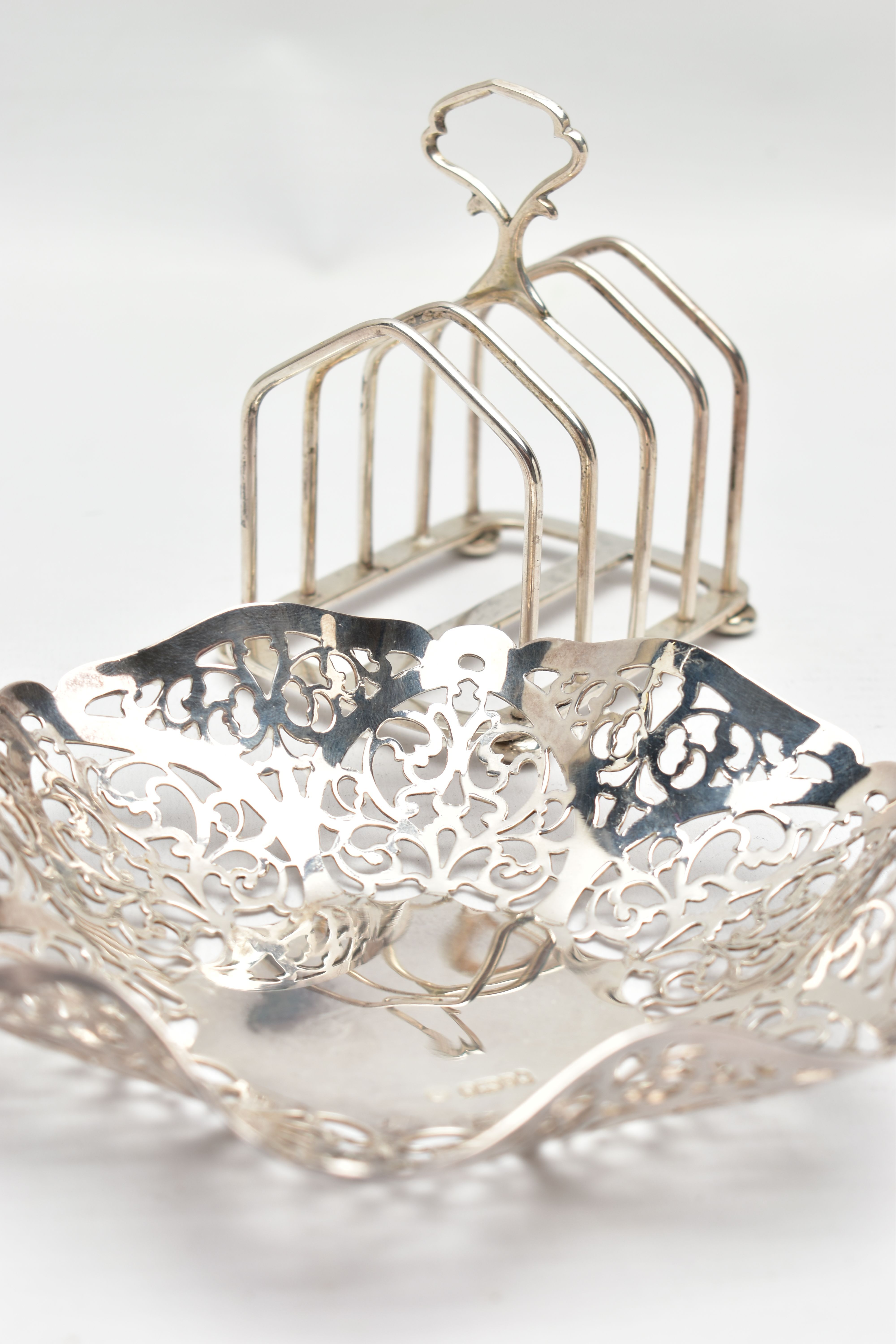 A GEORGE V SILVER FIVE BAR TOAST RACK AND AN ELIZABETH II PIERCED SILVER BONBON DISH OF SHAPED - Image 6 of 6