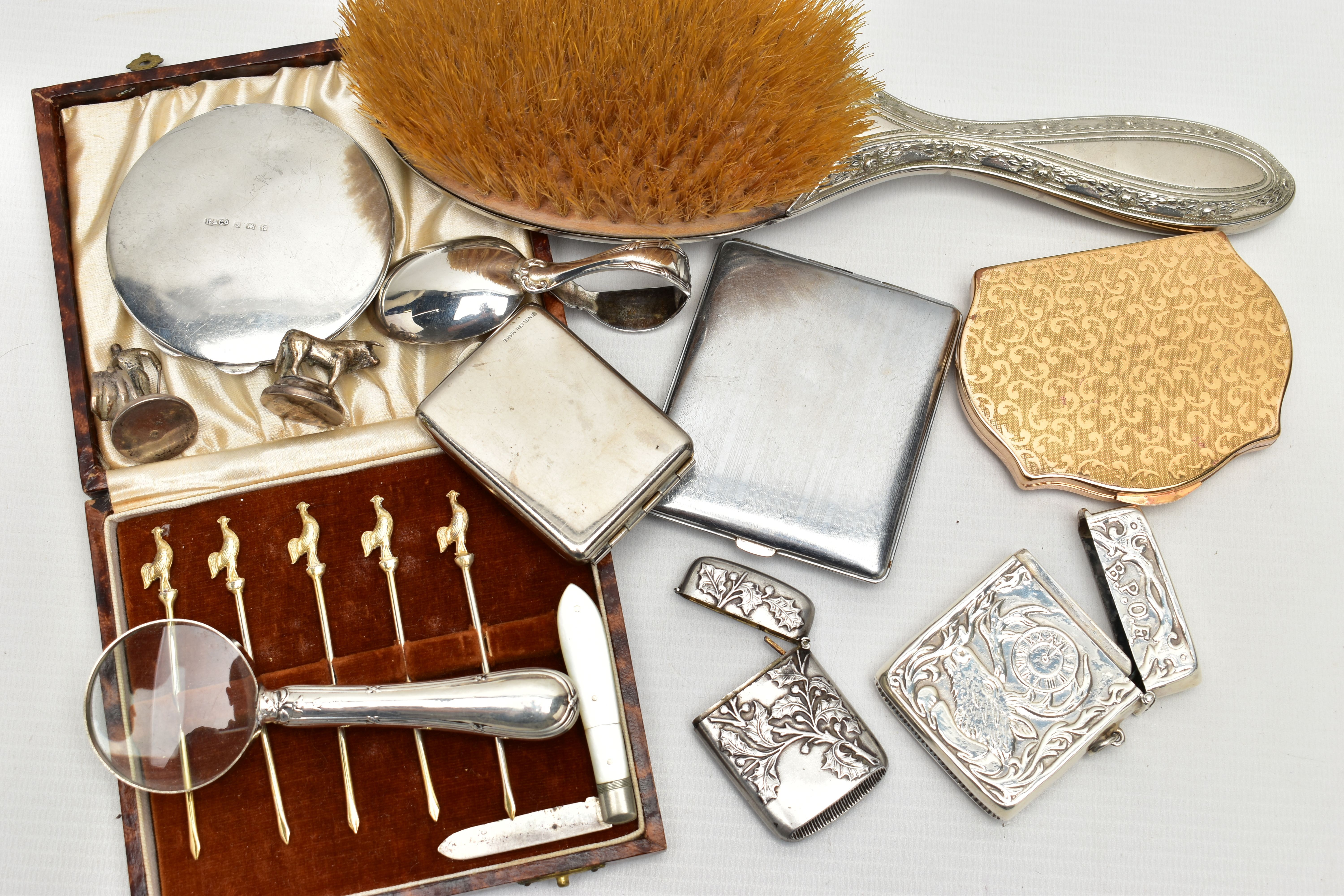 A PARCEL OF ASSORTED SILVER, WHITE METAL, PLATE, ETC, including a George V silver compact, engine - Image 6 of 9