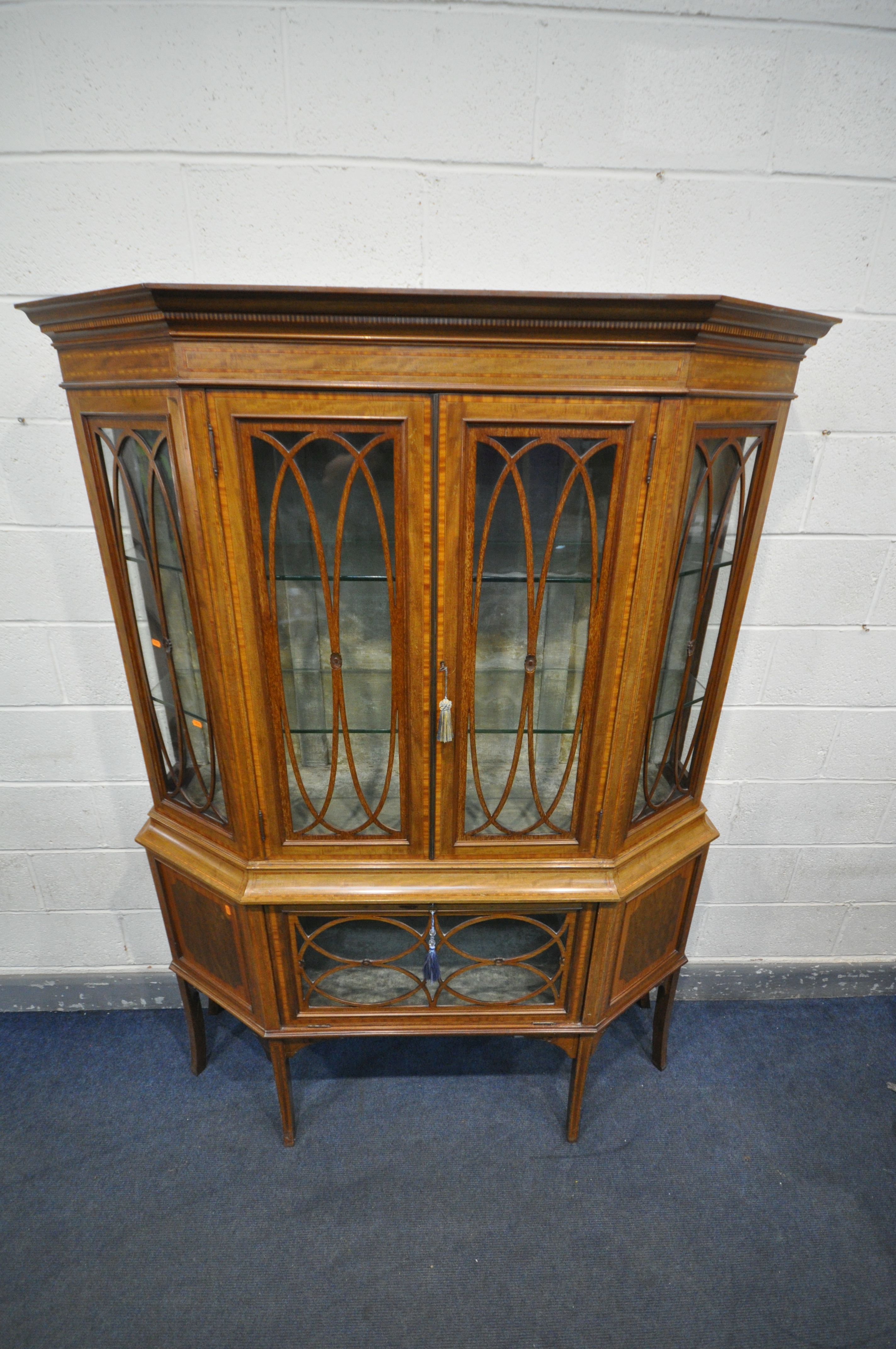 AN EARLY 20TH CENTURY SHERATON REVIVAL MAHOGANY AND BOXWOOD STRING DISPLAY CABINET, having an