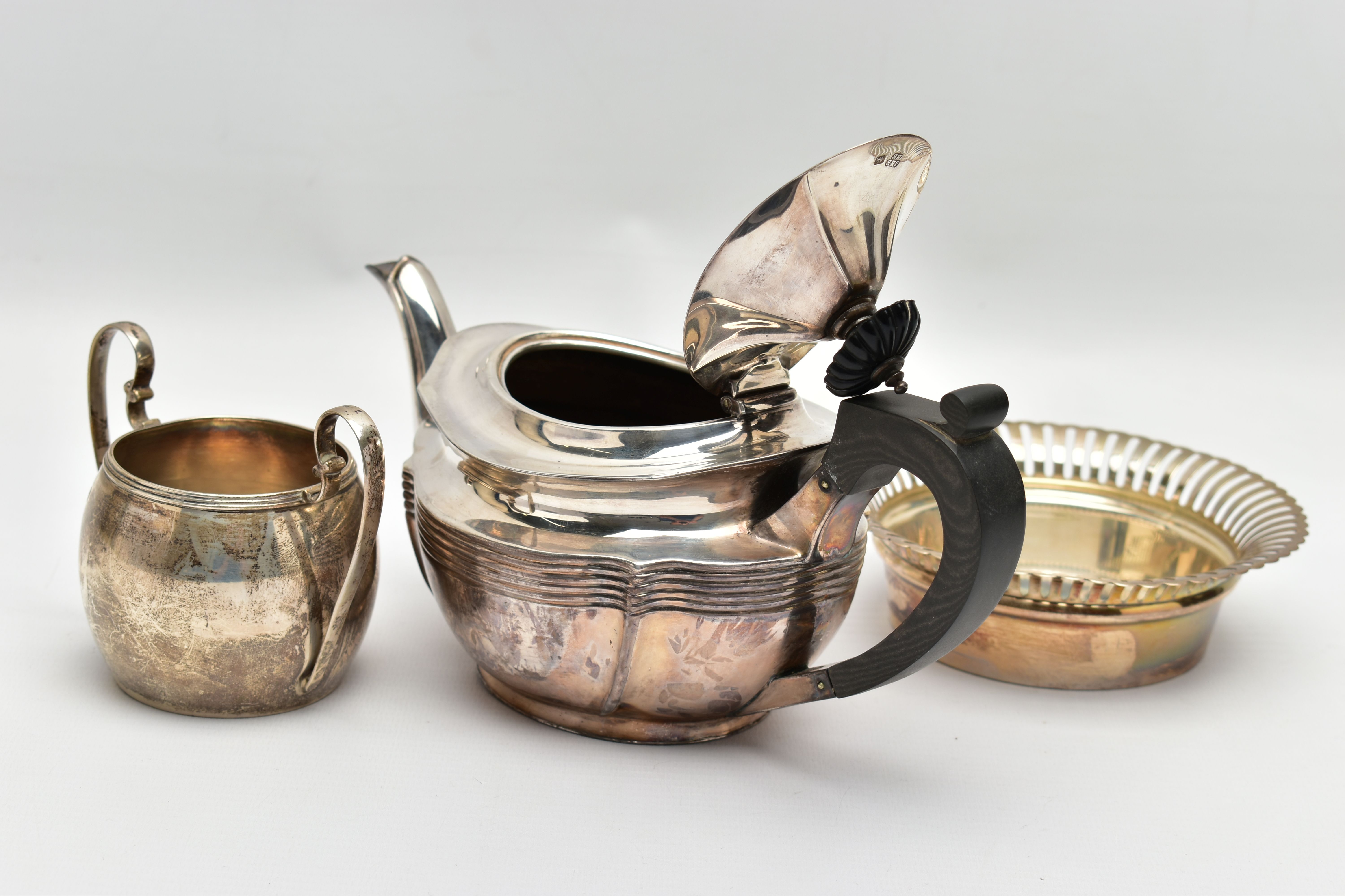 AN EDWARDIAN SILVER BACHELOR'S TEA POT OF SHAPED OVAL FORM, A TWIN HANDLED SILVER SUGAR BOWL AND A - Image 5 of 9