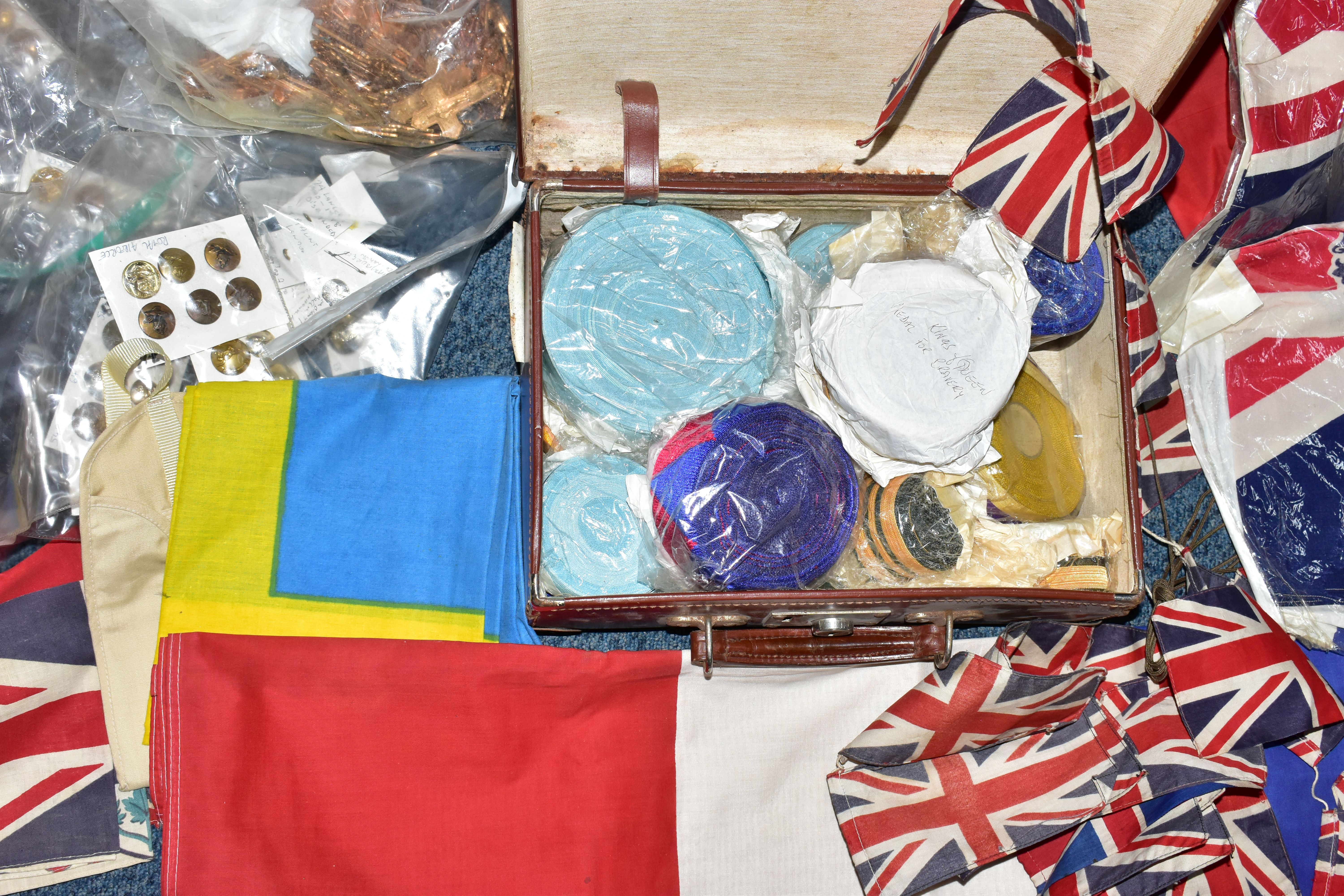 A HUGE SELECTION/COLLECTION OF BRITISH/GERMAN/WORLD MEDAL RIBBONS, together with buttons badges, Cap - Bild 5 aus 7