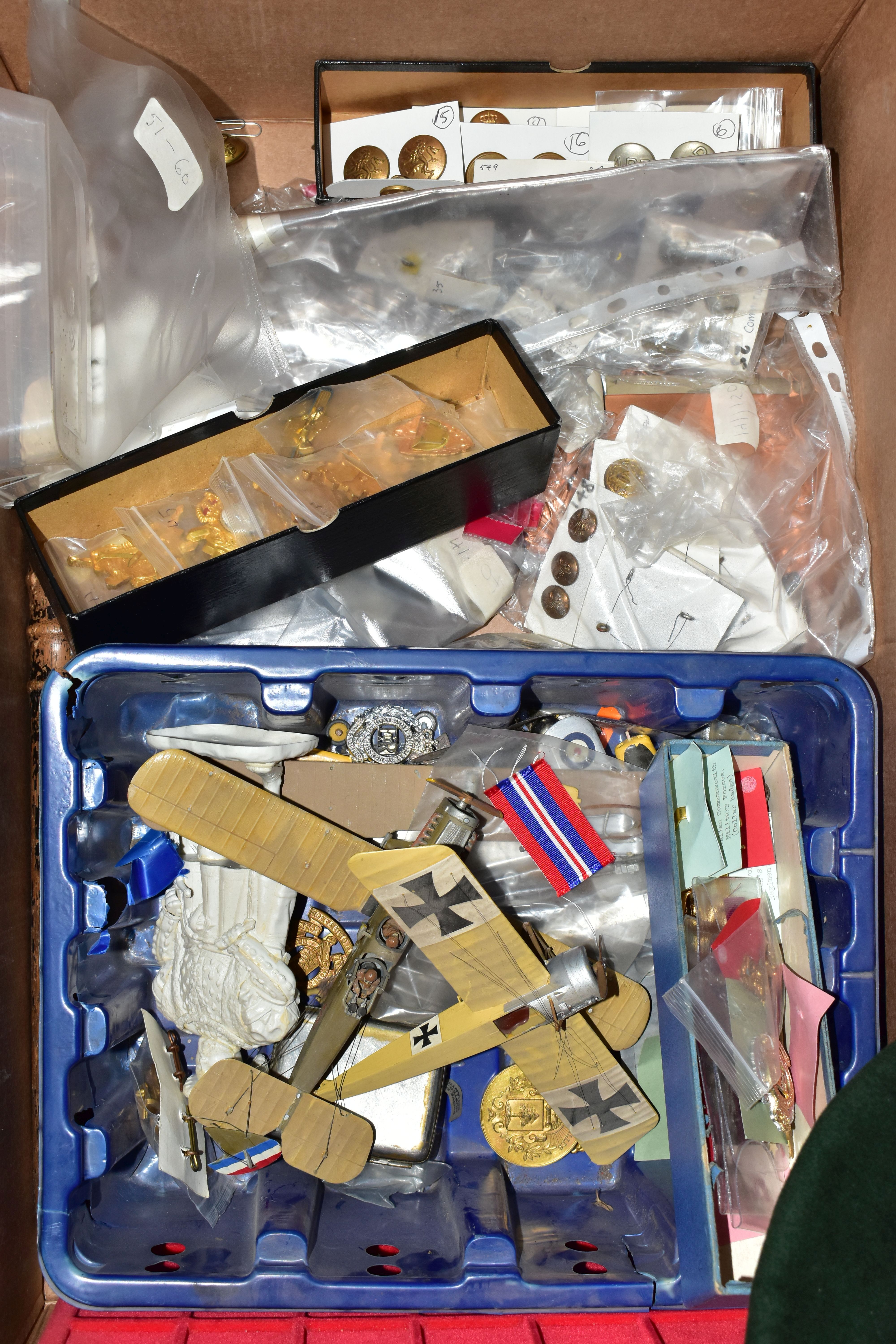 A HUGE SELECTION/COLLECTION OF BRITISH/GERMAN/WORLD MEDAL RIBBONS, together with buttons badges, Cap - Bild 4 aus 7