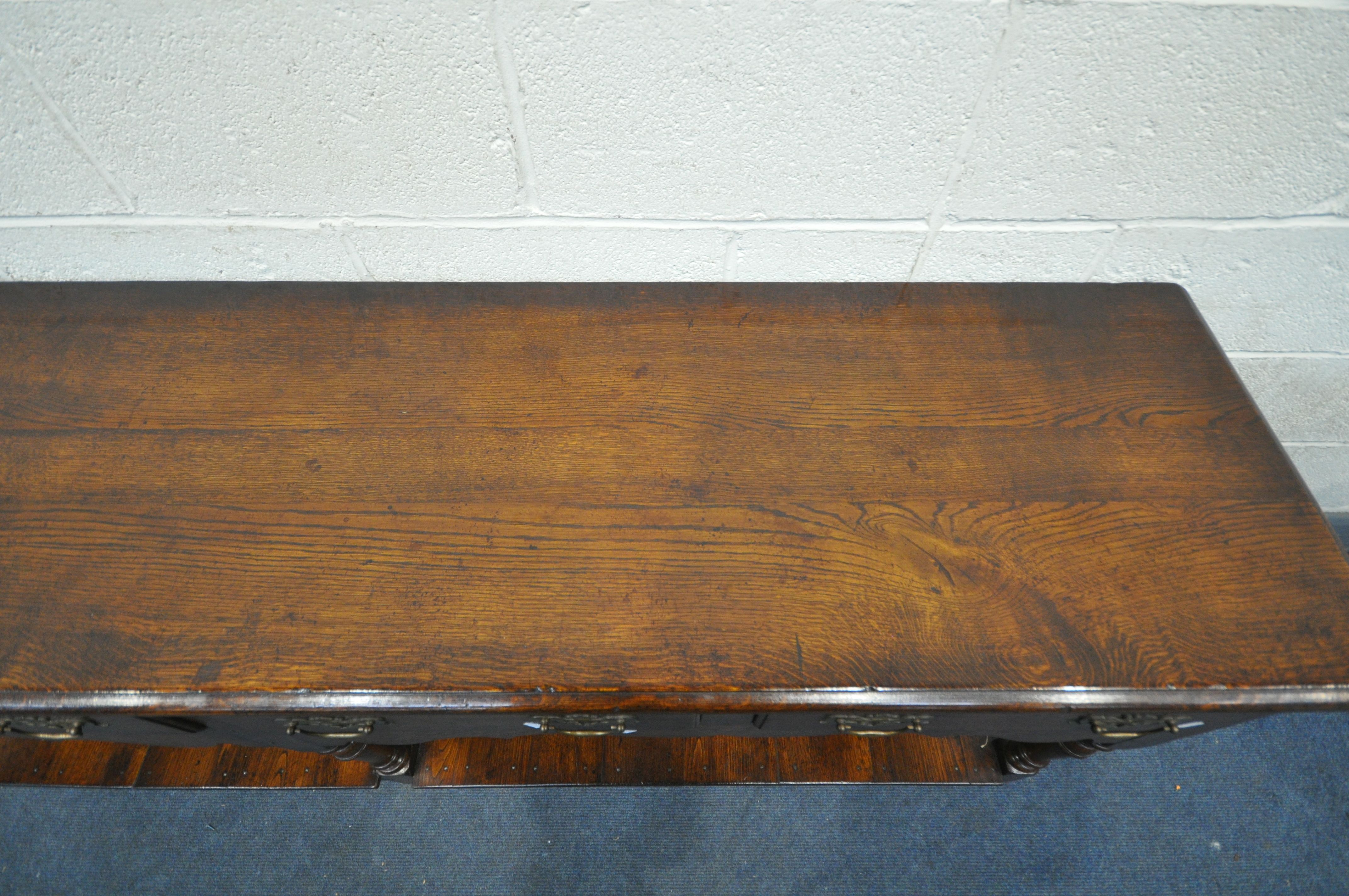 A REPRODUCTION GEORGIAN STYLE OAK DRESSER BASE, with four drawers, wavy apron, three turned and - Bild 3 aus 5