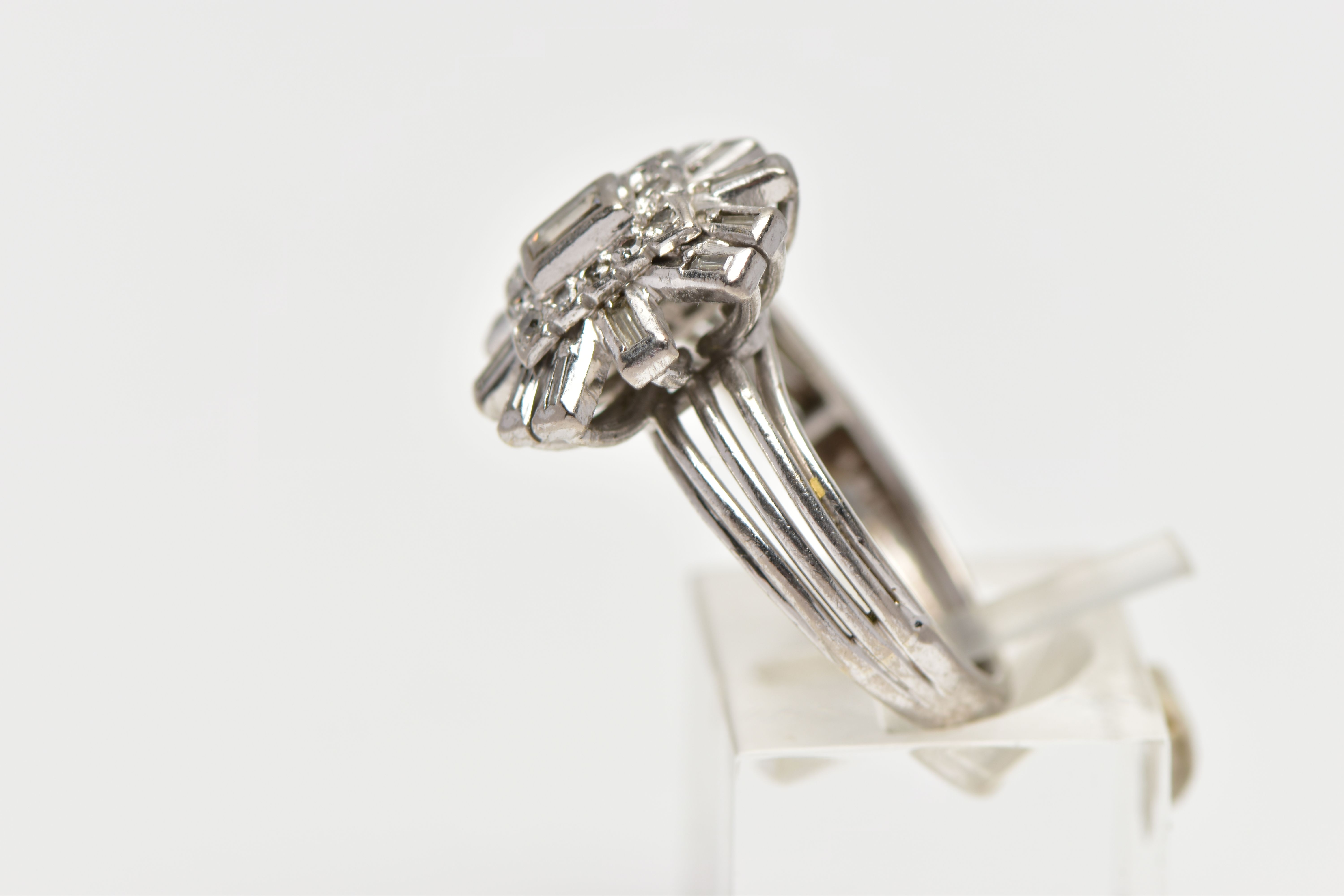 A WHITE METAL DIAMOND CLUSTER RING, raised cluster centring on a rectangular cut diamond in a collet - Bild 2 aus 4