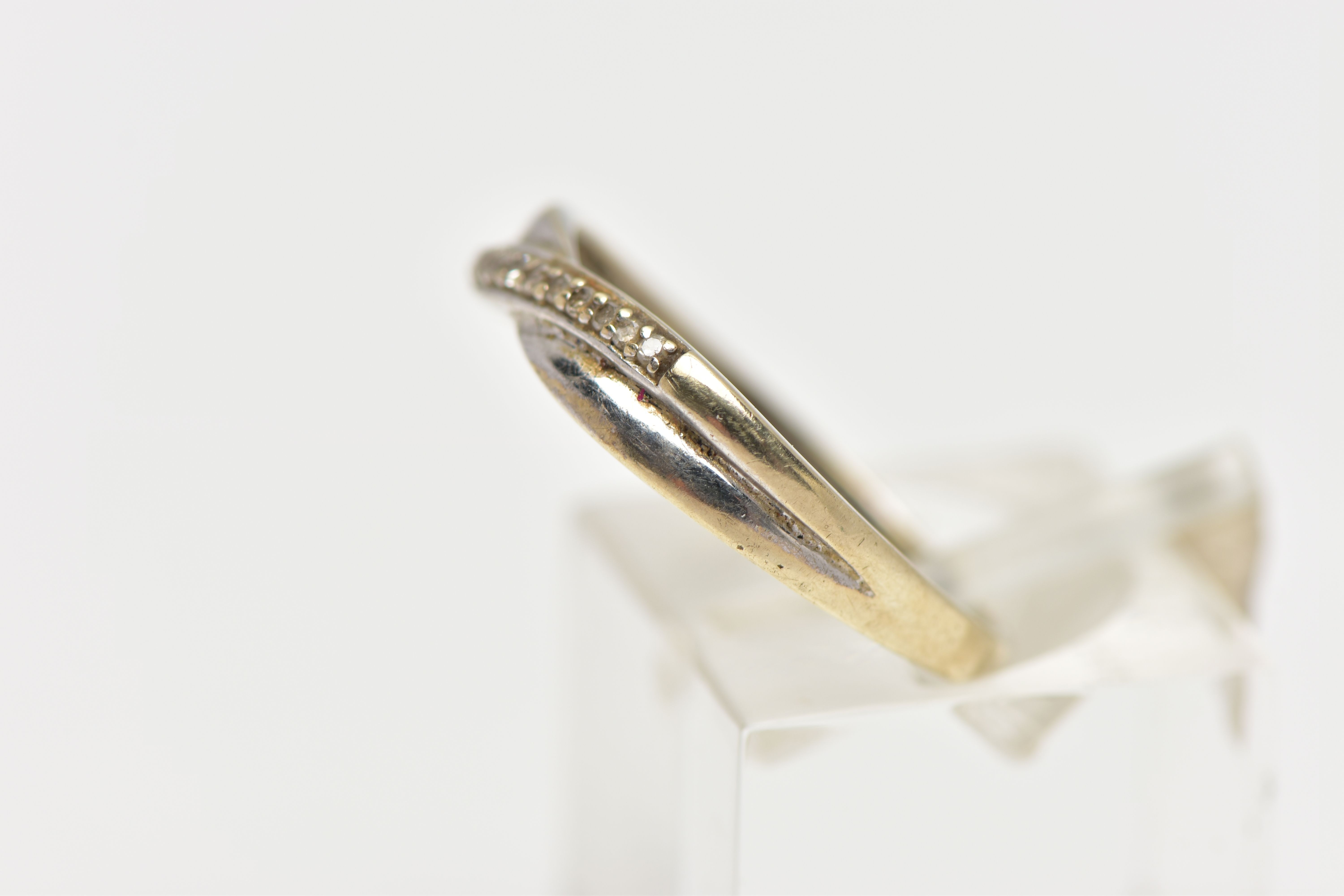 A 9CT WHITE GOLD DIAMOND DRESS RING, the single cut diamond line, set across an asymmetric plain - Bild 2 aus 4