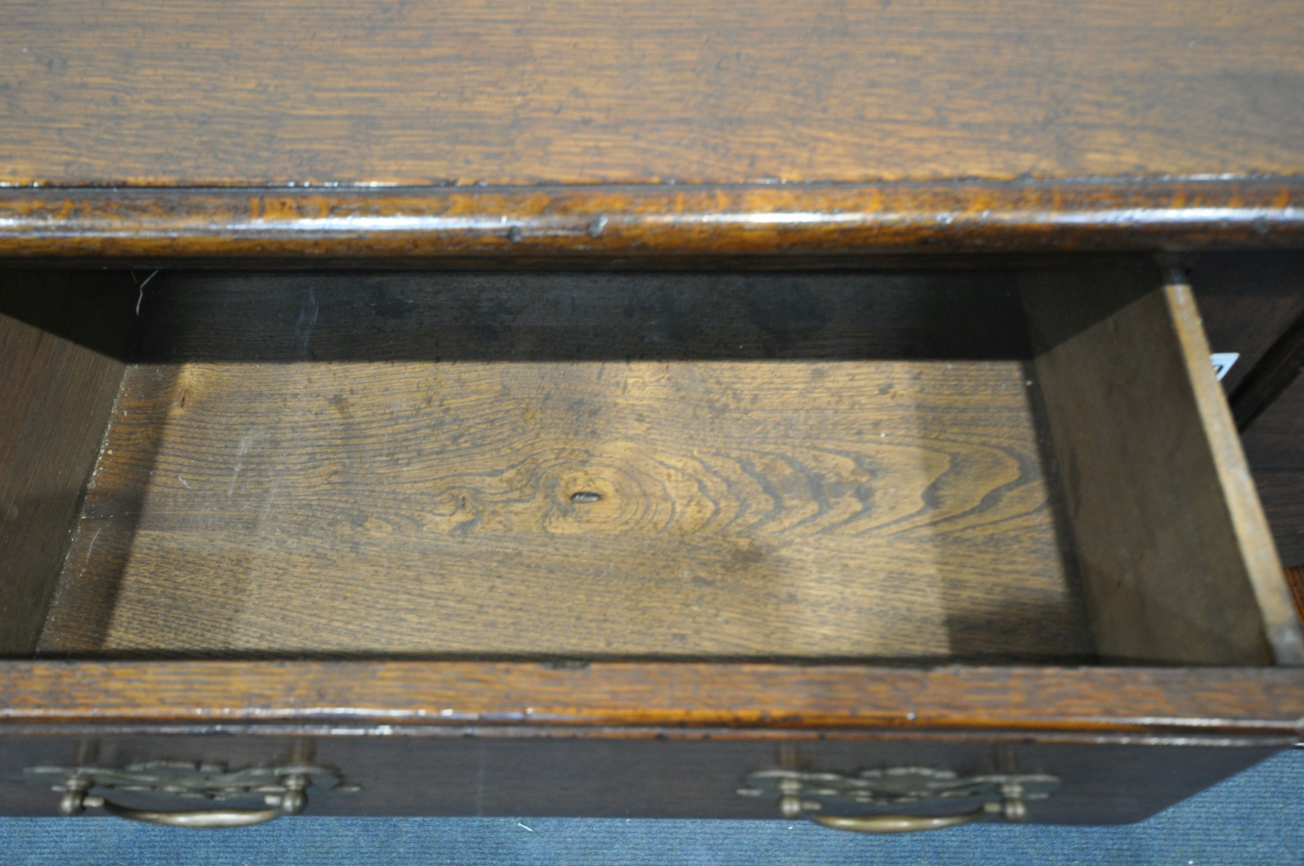 A REPRODUCTION GEORGIAN STYLE OAK DRESSER BASE, with four drawers, wavy apron, three turned and - Bild 4 aus 5
