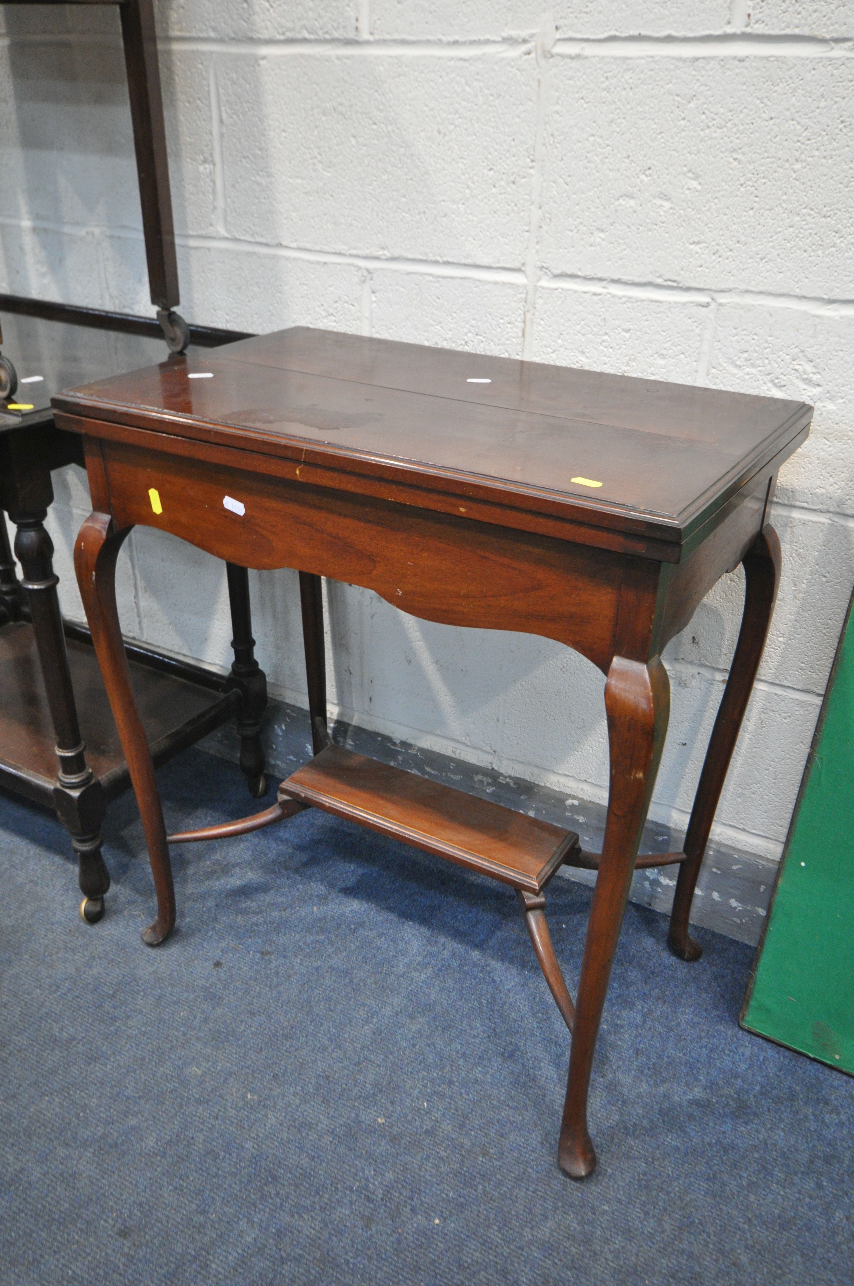 A EDWARDIAN MAHOGANY CARD TABLE, with a green baize playing, on cabriole legs, united by a cross - Bild 3 aus 4