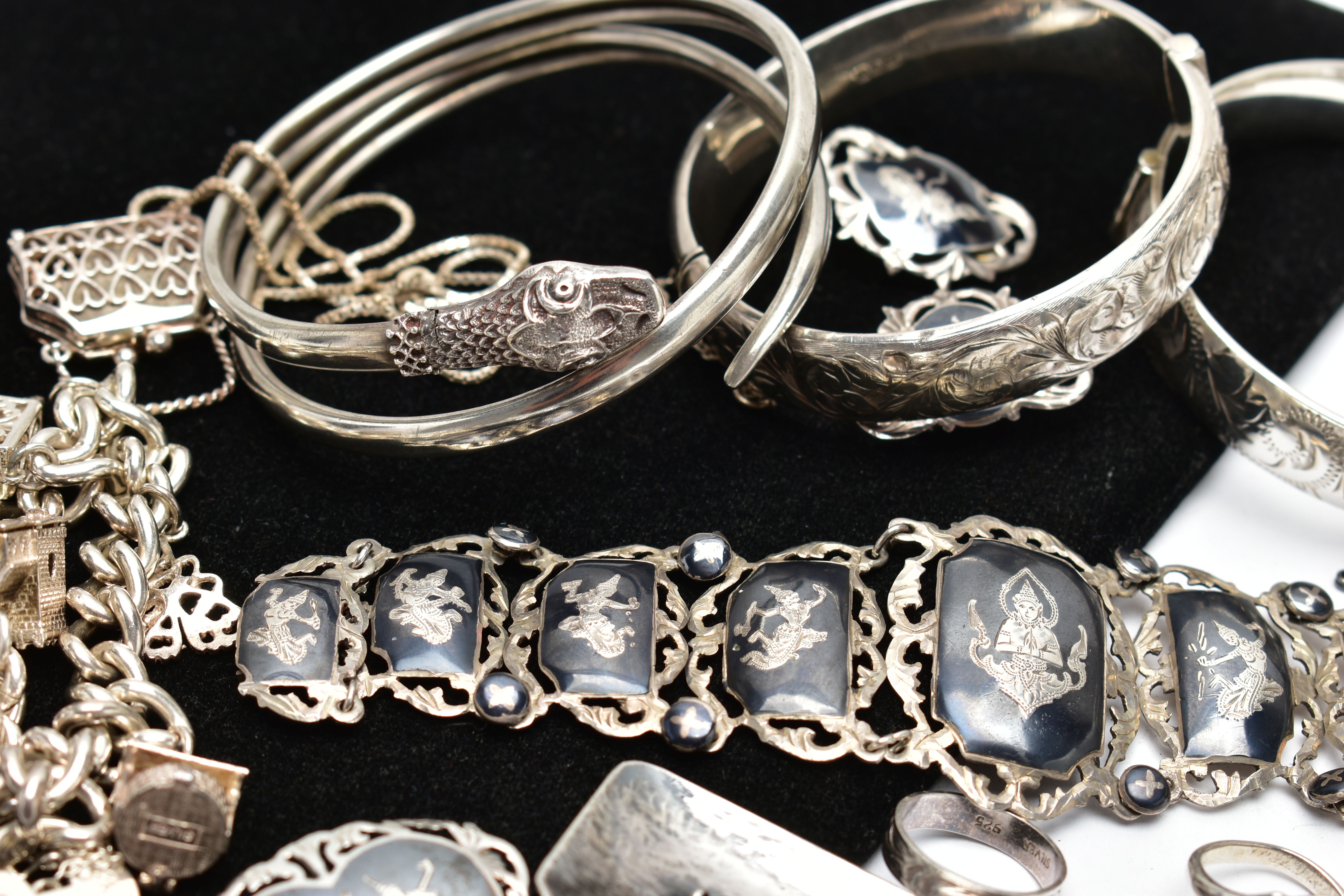 A SELECTION OF SILVER AND WHITE METAL JEWELLERY, to include a silver hinged bangle, hallmarked - Bild 3 aus 6