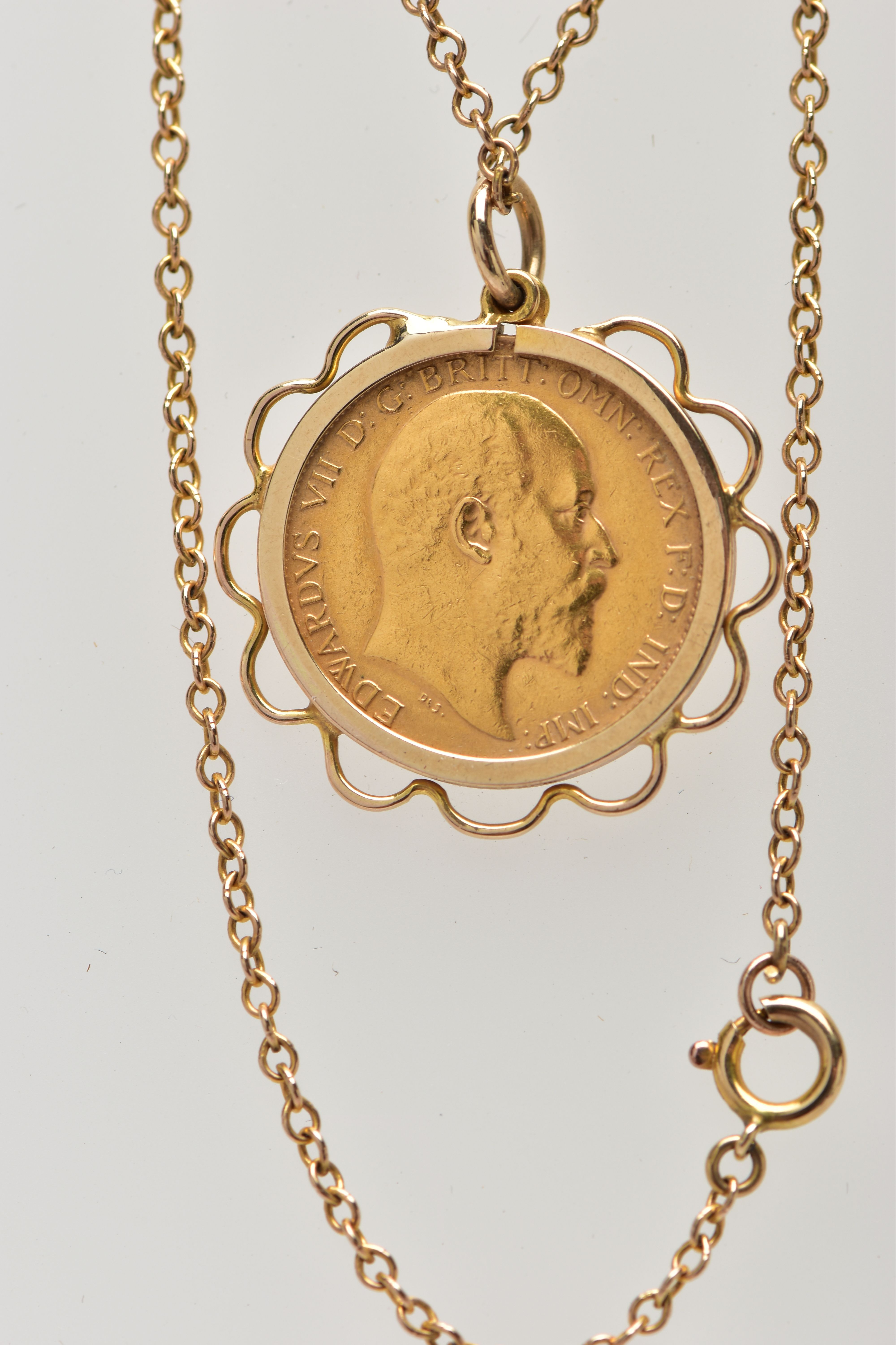 A MOUNTED HALF SOVEREIGN PENDANT, a 1910 half sovereign depicting George and the dragon, King Edward - Bild 2 aus 2