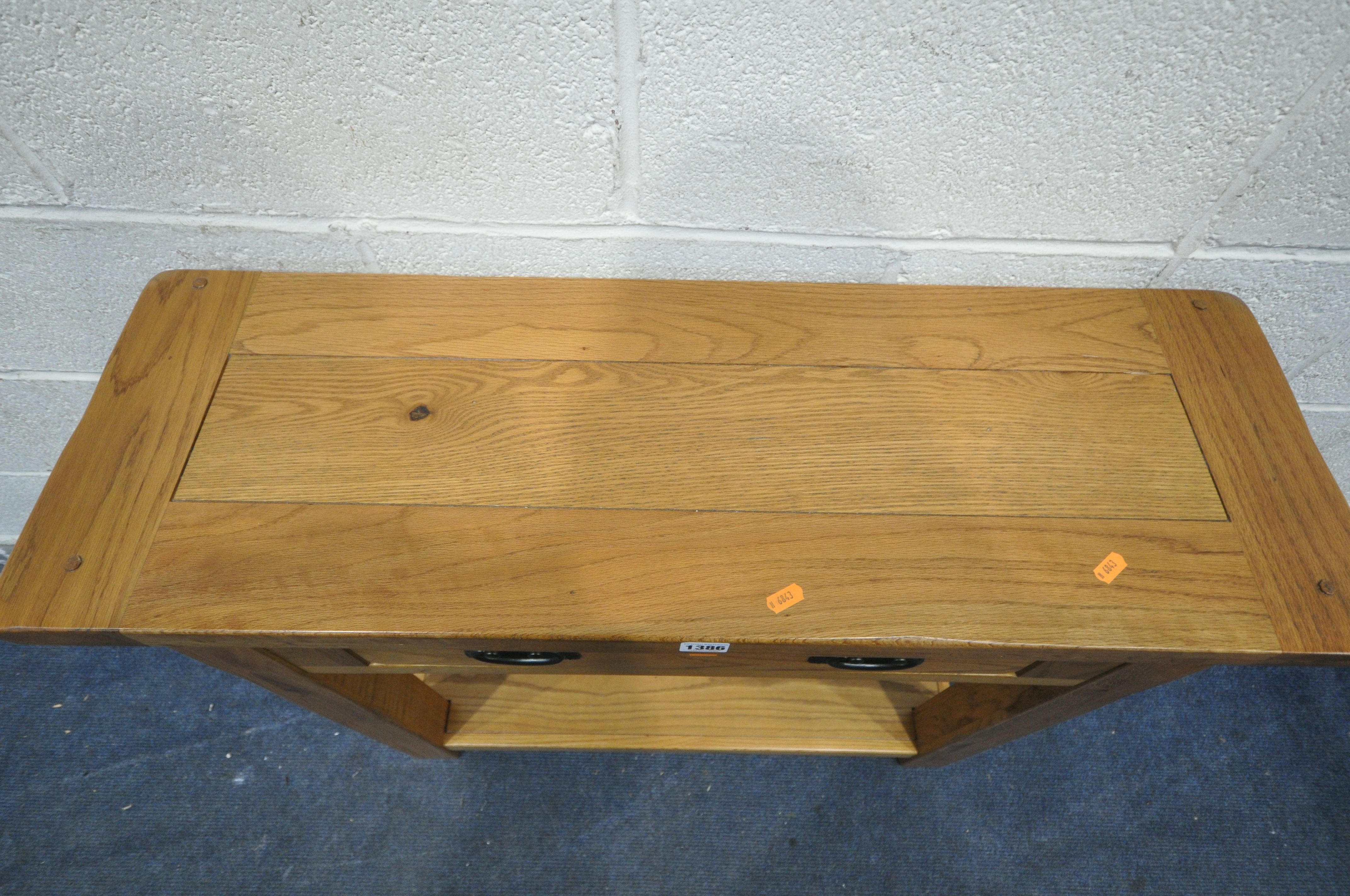 A SOLID OAK SIDE TABLE WITH A SINGLE DRAWER, and an undershelf, length 92cm x depth 31cm x height - Bild 2 aus 3