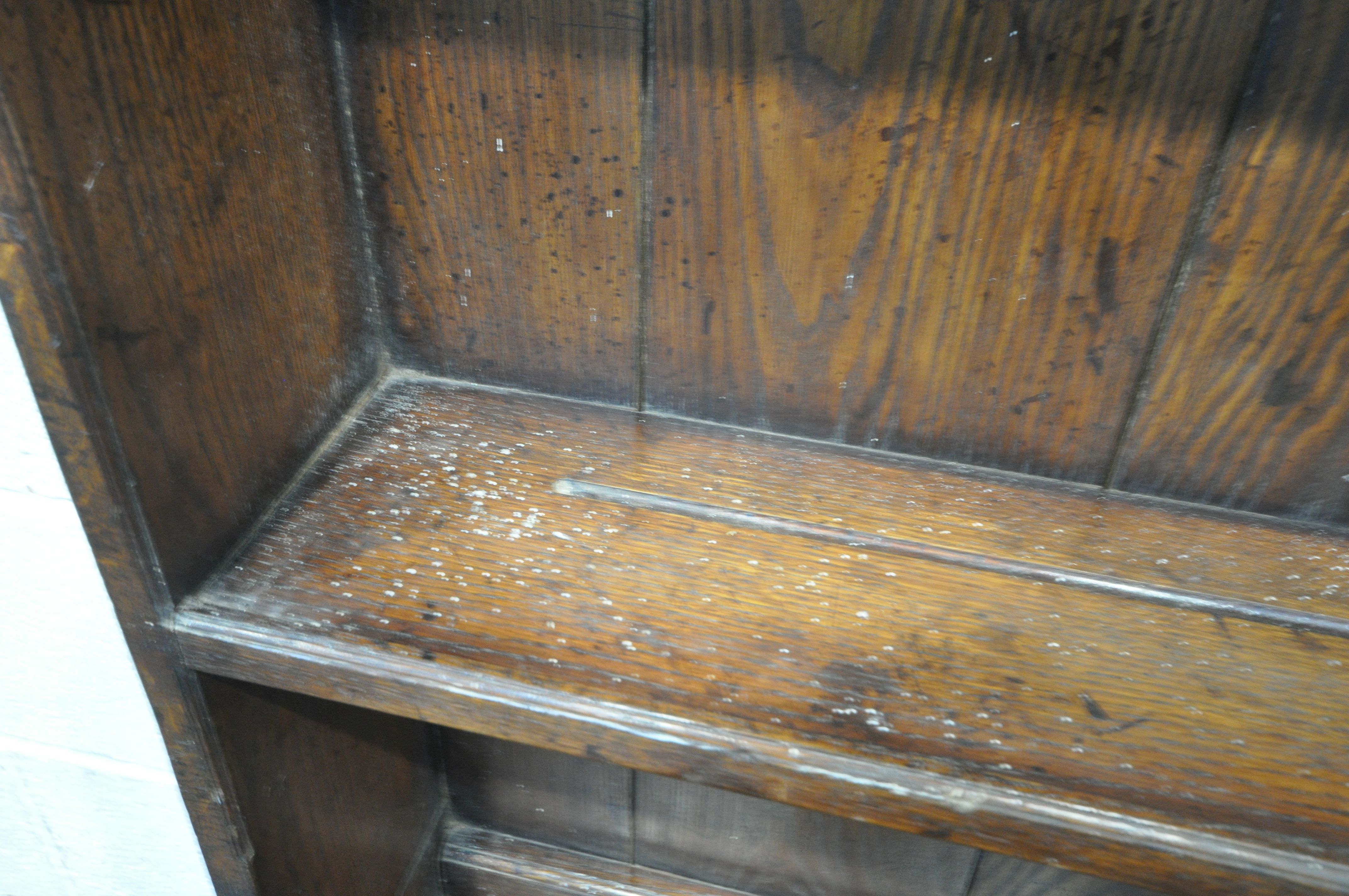 A REPRODUCTION GEORGIAN STYLE OAK DRESSER, with two shelves, over a base with three drawers, two - Bild 5 aus 5