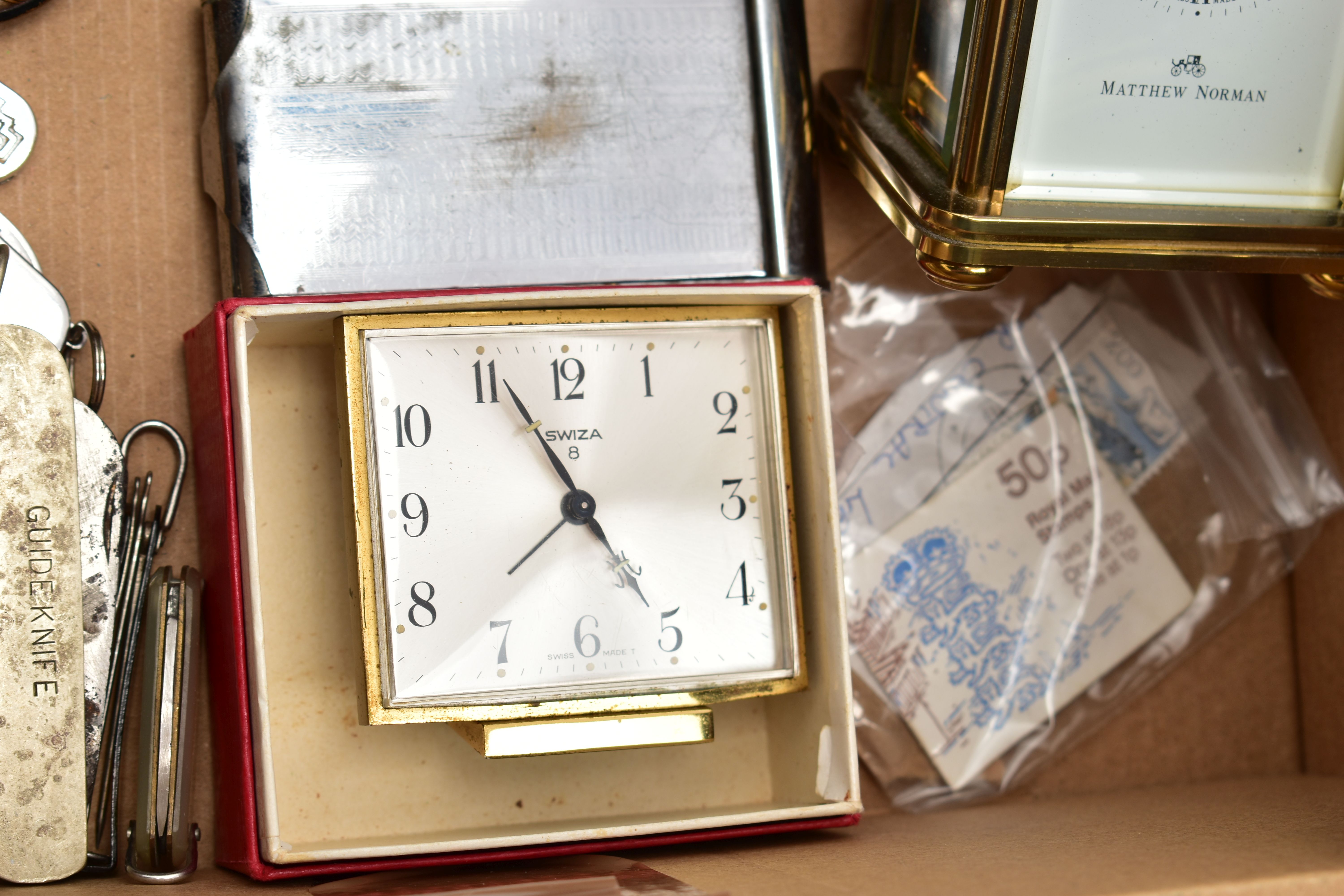 A BOX OF MISCELLANEOUS ITEMS, to include a 'Matthew Norman' carriage clock, key wound with papers, a - Bild 5 aus 6