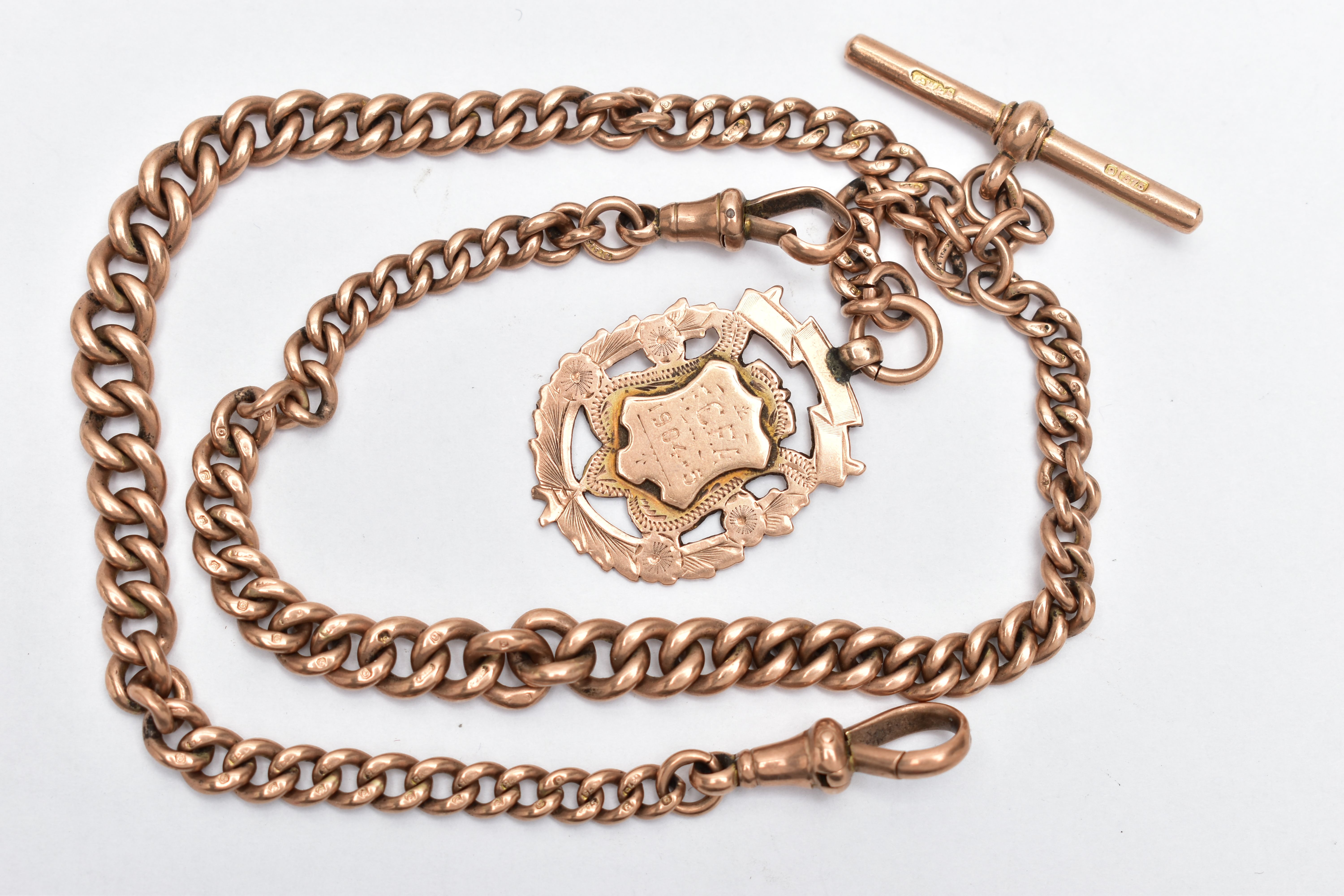 AN EARLY 20TH CENTURY 9CT GOLD ALBERT CHAIN AND FOB, a rose gold graduated curb link chain, fitted - Bild 3 aus 3