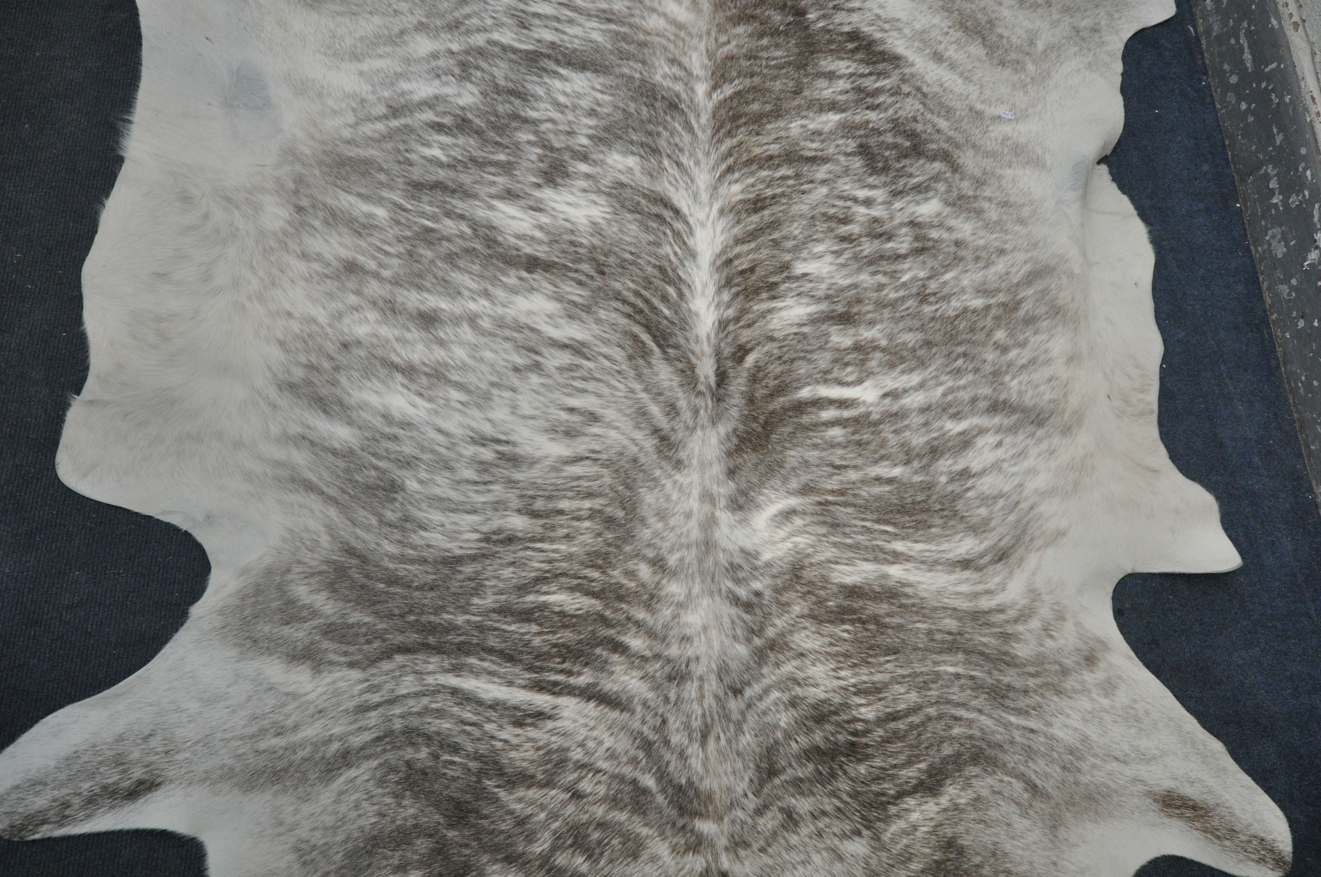 A LARGE EXOTIC COW HIDE RUG, length 206cm x width 155cm (condition - small piece missing to edge - Bild 3 aus 5