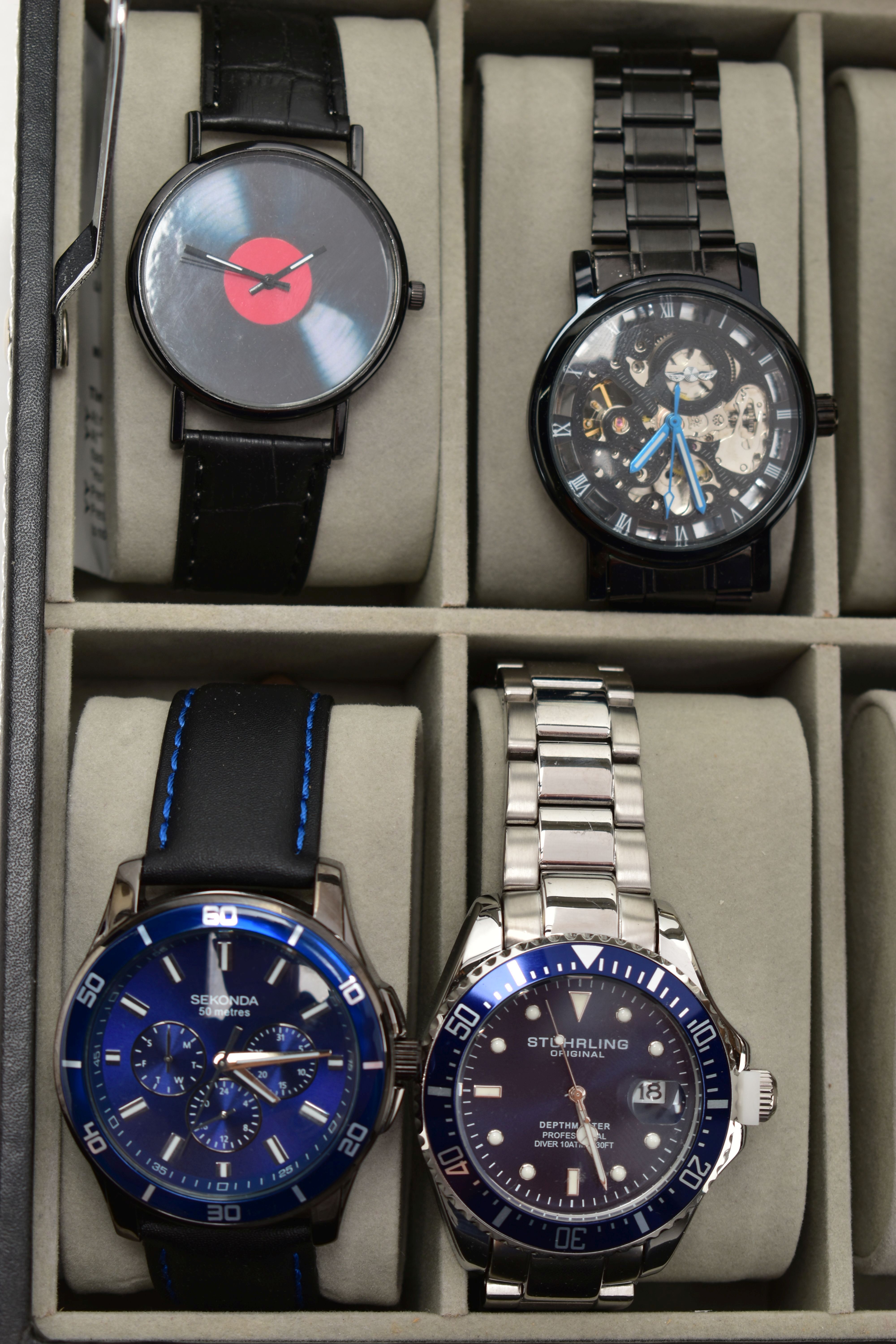 A WATCH DISPLAY CASE WITH WRISTWATCHES, a faux black leather display case, with twenty storage - Bild 3 aus 6