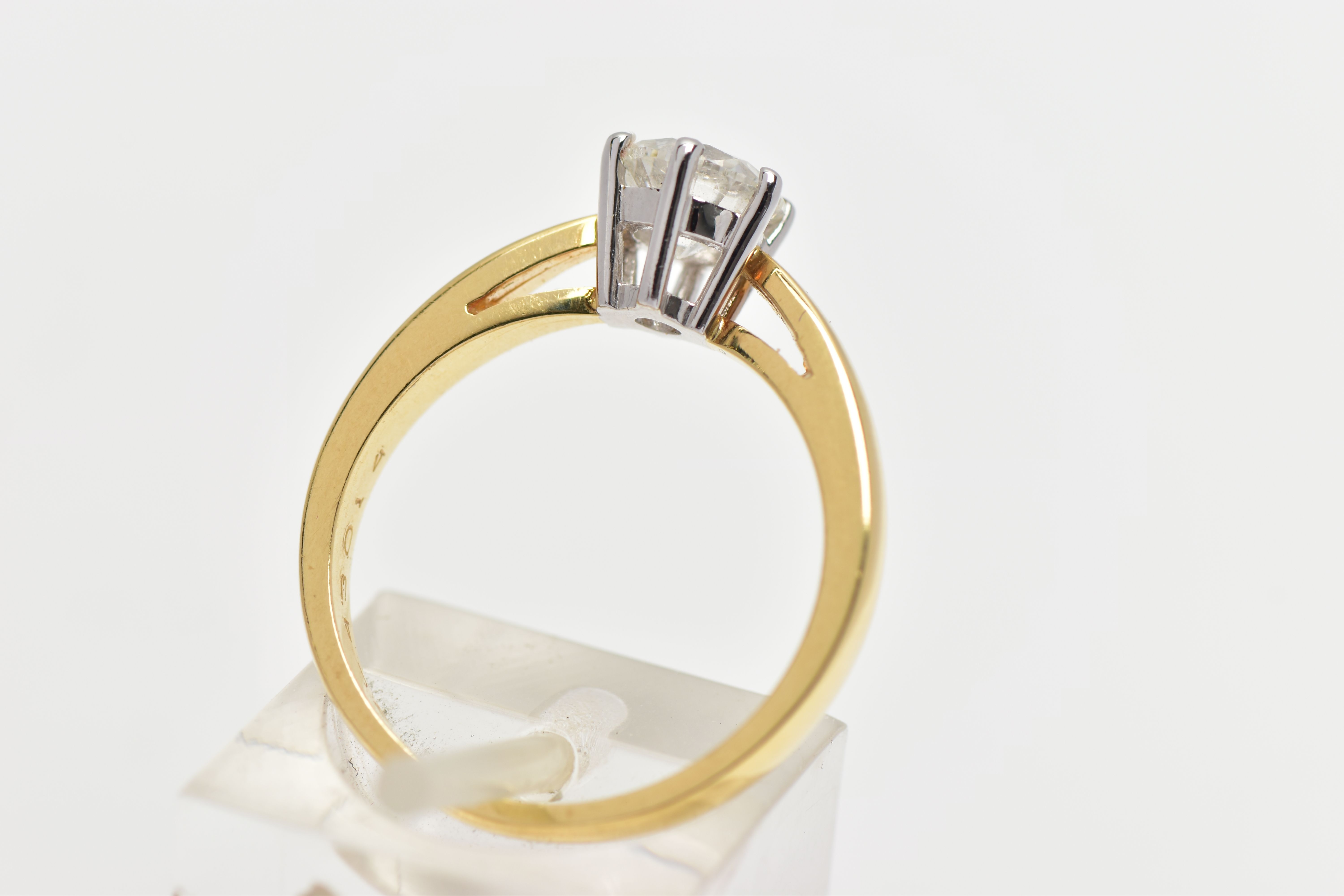 AN 18CT YELLOW AND WHITE GOLD, SINGLE STONE DIAMOND RING, a six claw set, round brilliant cut - Bild 4 aus 5