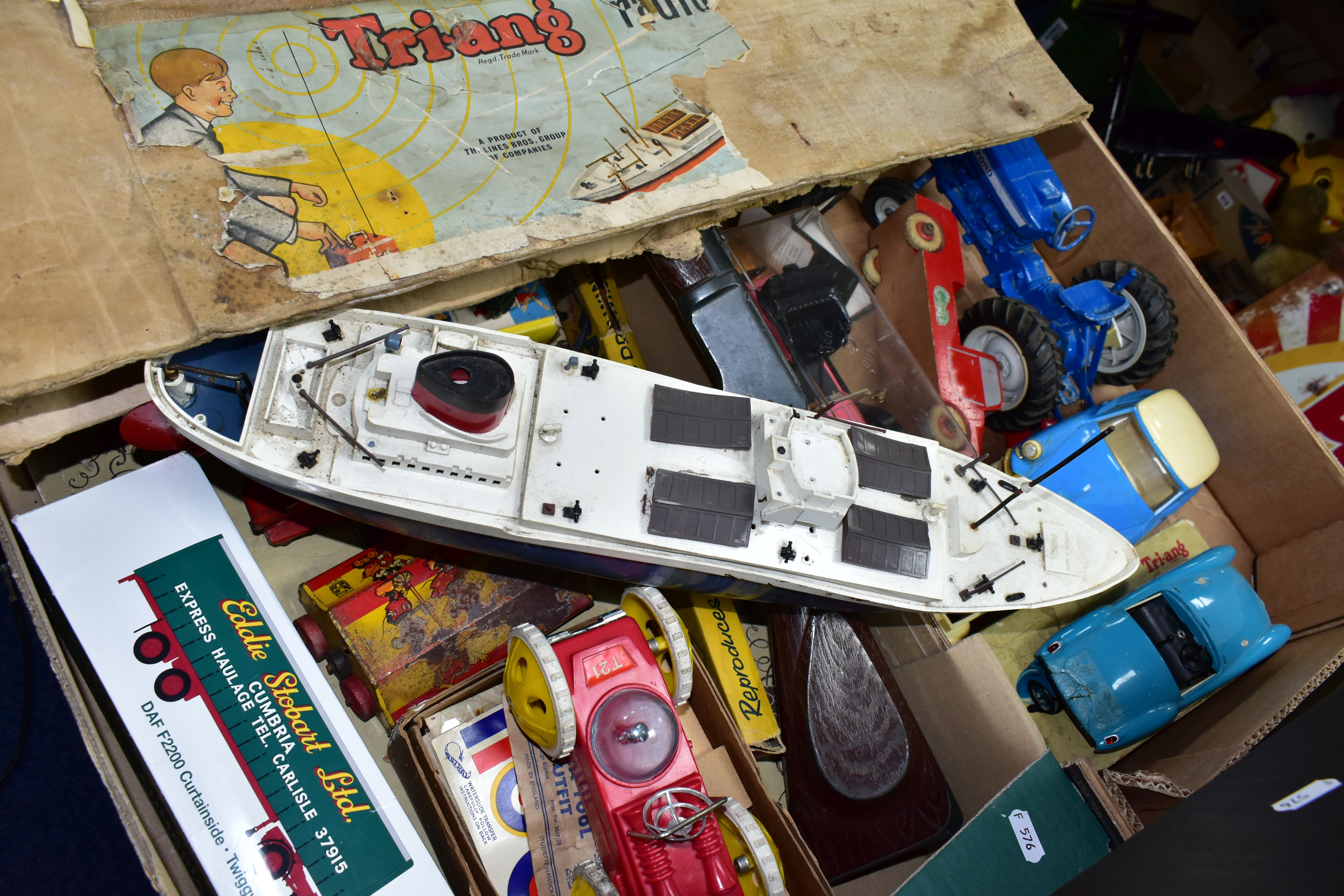 THREE BOXES OF VINTAGE TOYS AND JIGSAWS, to include a balsa wood aircraft making kit, a Tri-ang - Image 4 of 8