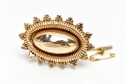 AN EARLY 20TH CENTURY GOLD ETRUSCAN BROOCH, a yellow gold brooch of oval form, domed centre with
