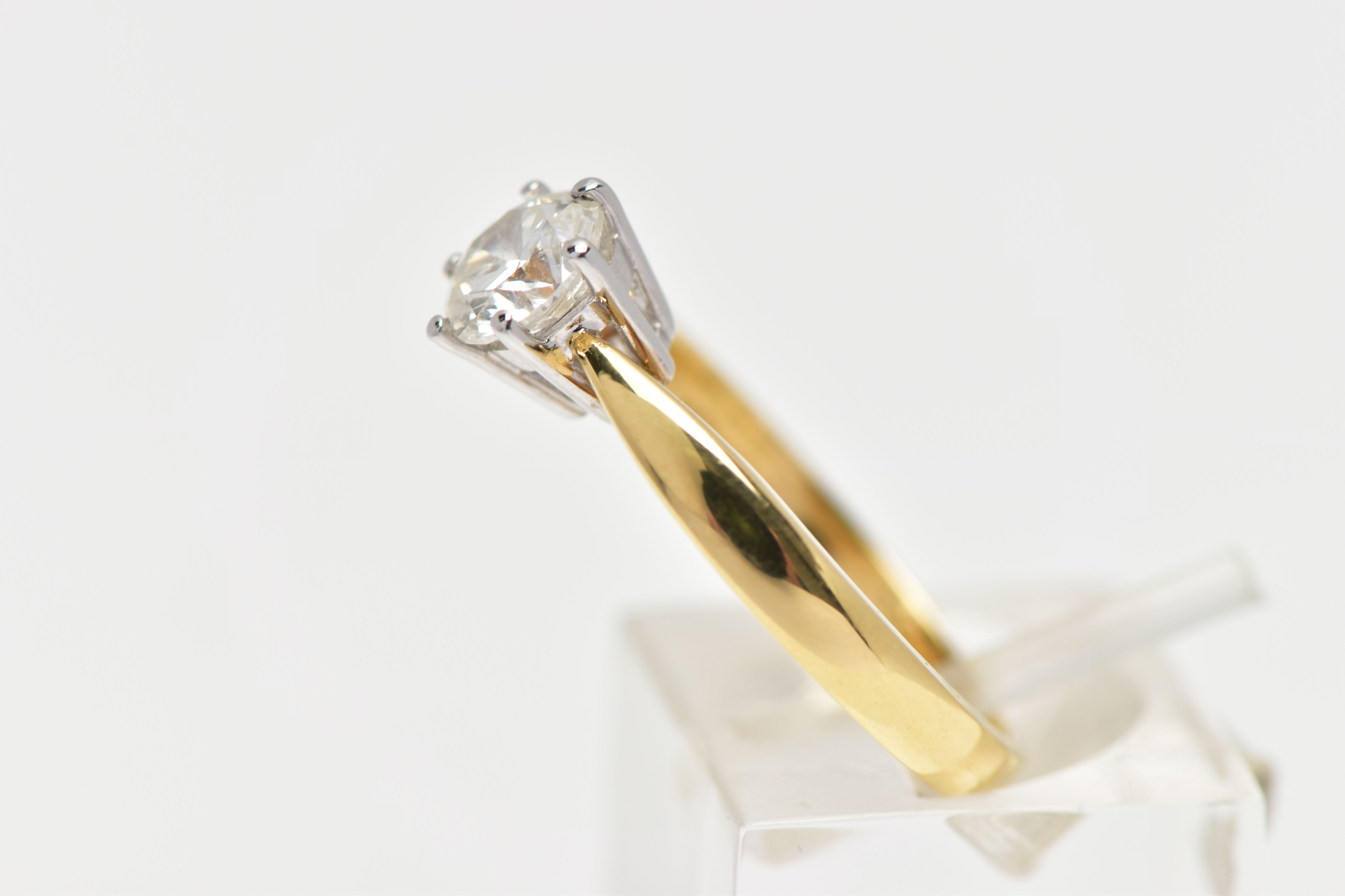 AN 18CT YELLOW AND WHITE GOLD, SINGLE STONE DIAMOND RING, a six claw set, round brilliant cut - Bild 3 aus 5