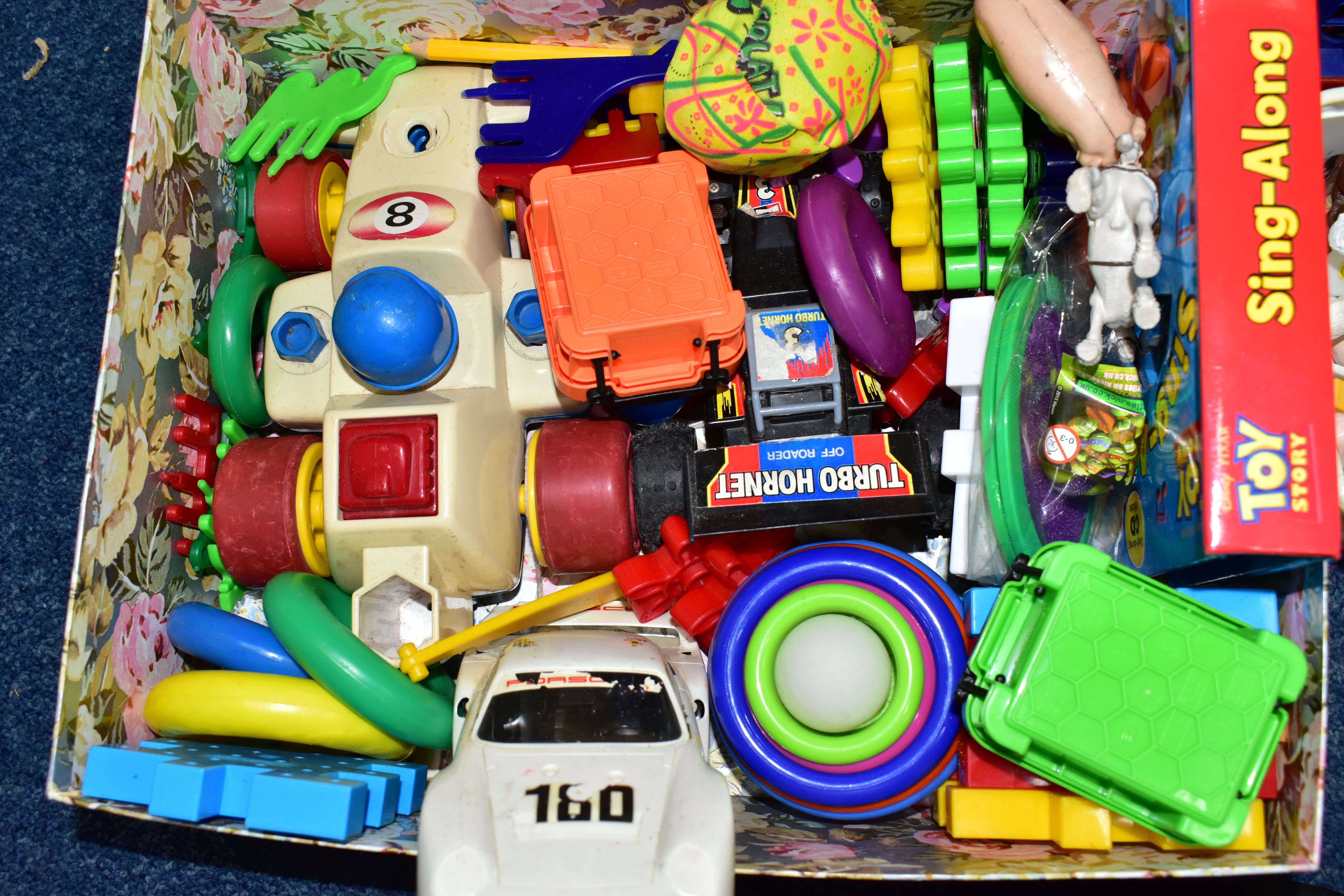 A QUANTITY OF VINTAGE TOYS AND GAMES ETC, to include Lego and Stickle Brick pieces, diecast - Bild 9 aus 14