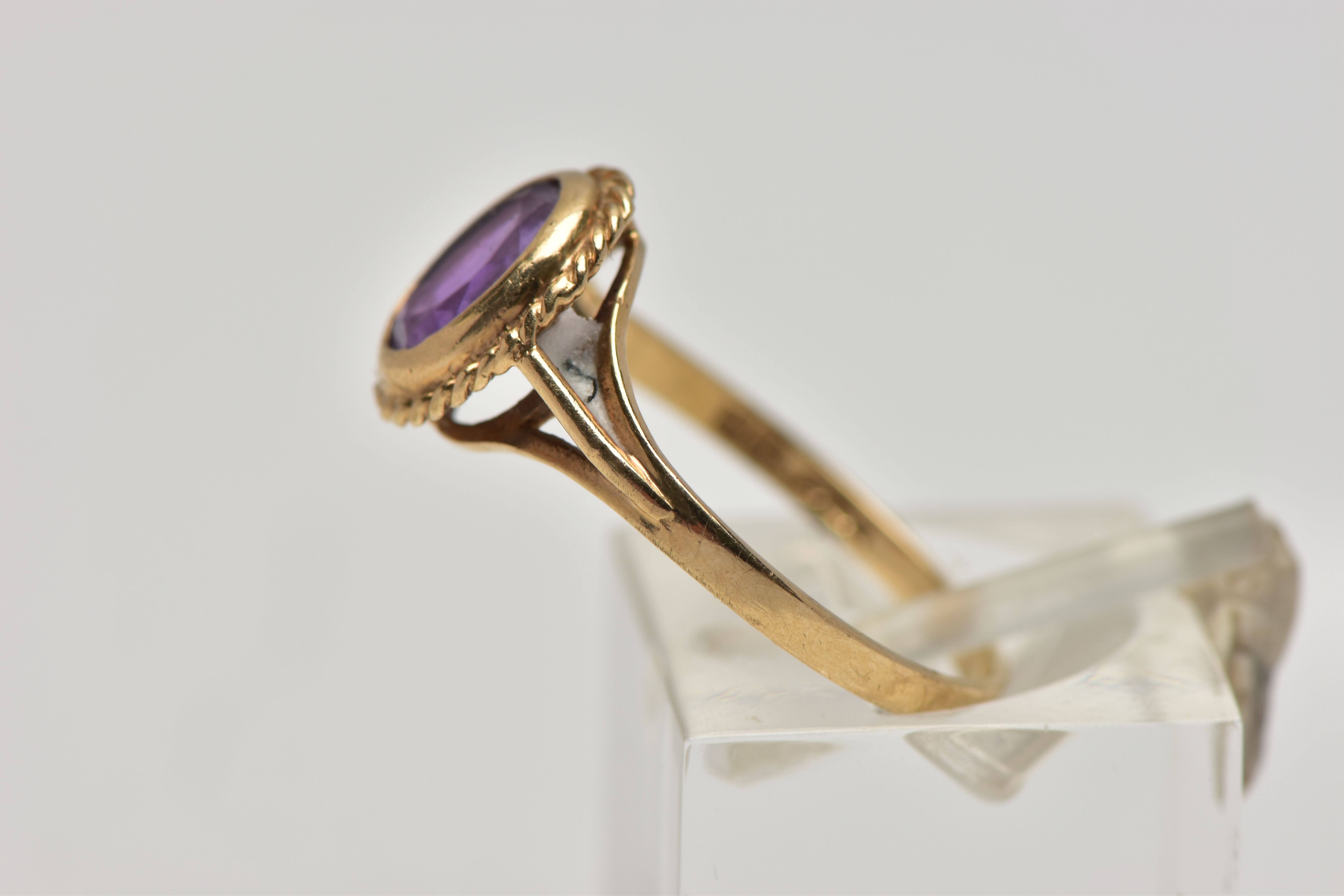 A 9CT GOLD AMETHYST SINGLE STONE RING, the oval cut amethyst within a collet setting, to the - Bild 2 aus 4