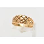 EARLY 20TH CENTURY GOLD RING, a yellow gold ring with a woven design leading onto bifurcated