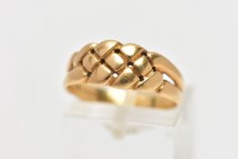 EARLY 20TH CENTURY GOLD RING, a yellow gold ring with a woven design leading onto bifurcated