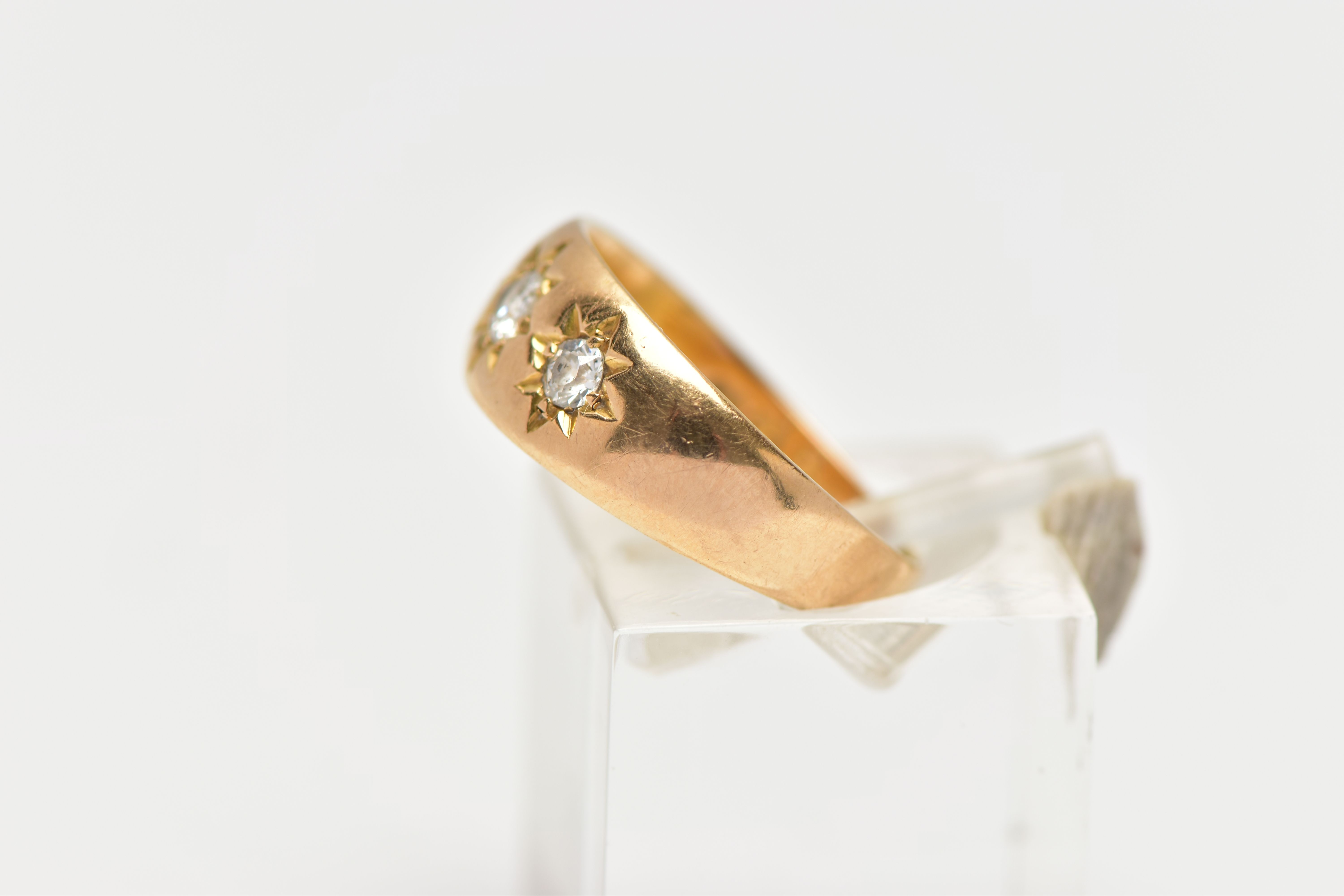 AN 18CT GOLD DIAMOND THREE STONE RING, the graduated old cut diamonds, within a star setting, to the - Image 2 of 4