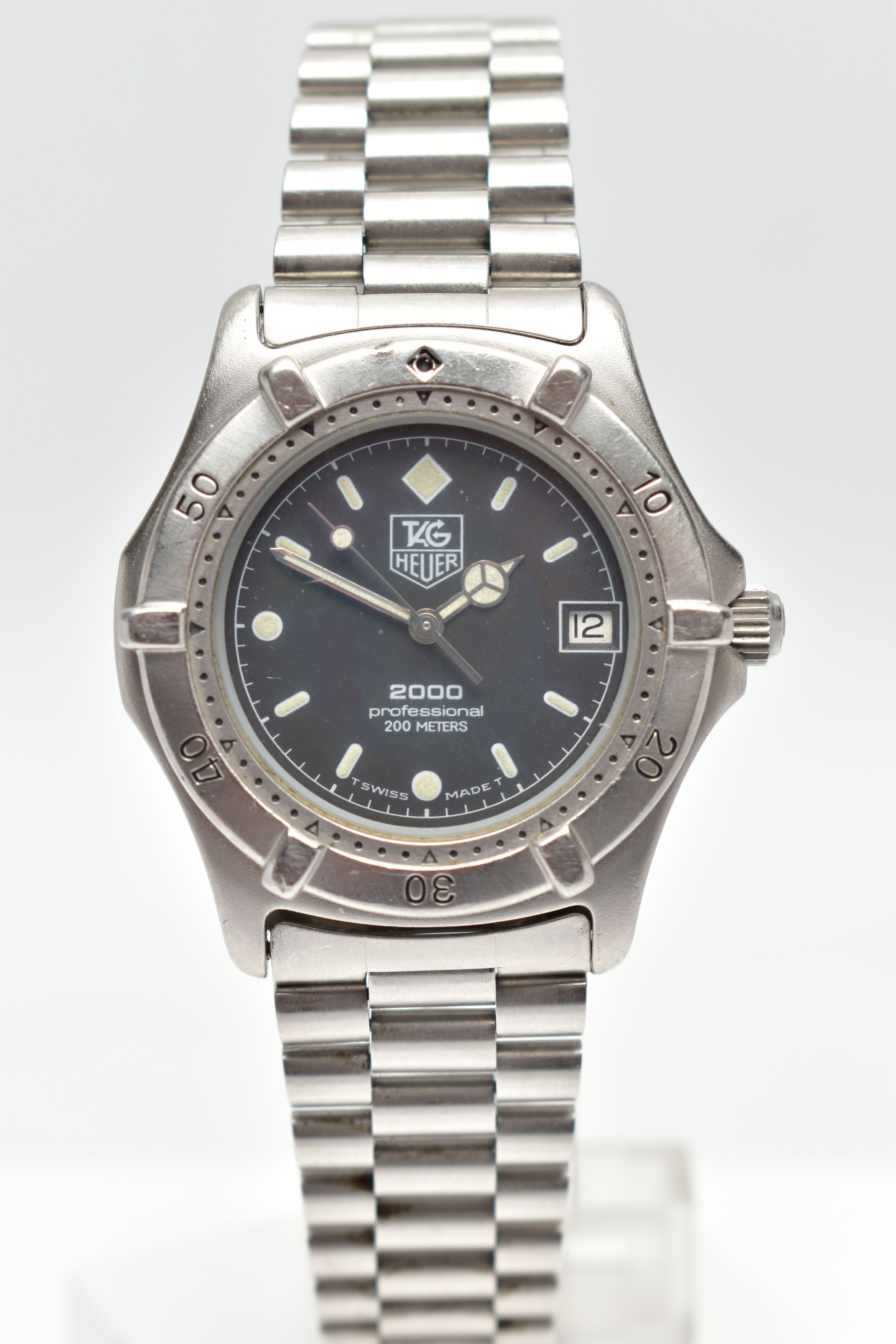 A 'TAG HEUER' QUARTZ WRISTWATCH, round black dial signed 'Tag Heuer, 2000 professional 200