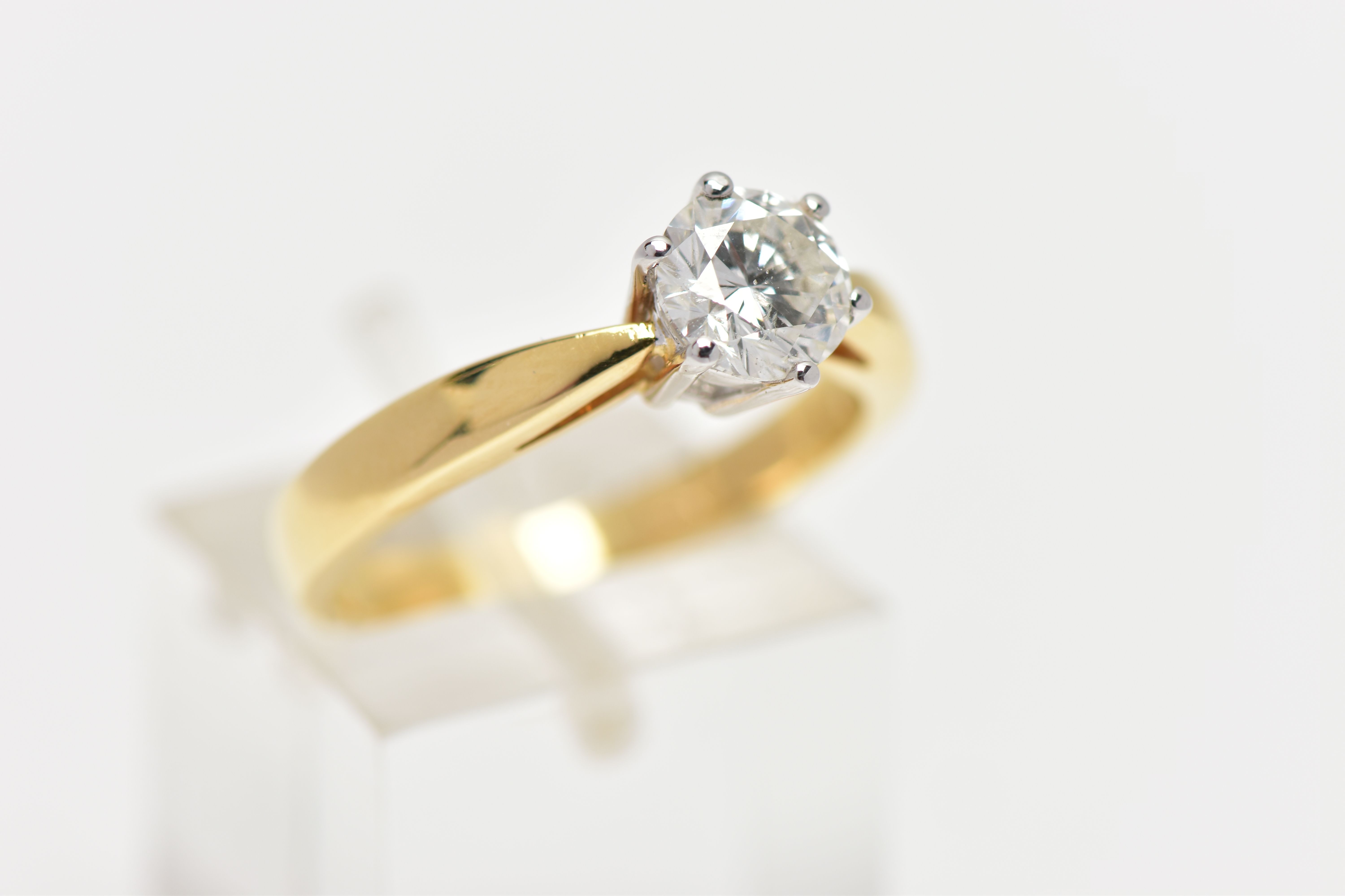 AN 18CT YELLOW AND WHITE GOLD, SINGLE STONE DIAMOND RING, a six claw set, round brilliant cut - Bild 5 aus 5