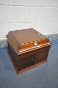 AN EARLY 20TH CENTURY TABLE TOP GRAMOPHONE, 44cm squared x height 35cm, with winding handle