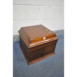 AN EARLY 20TH CENTURY TABLE TOP GRAMOPHONE, 44cm squared x height 35cm, with winding handle