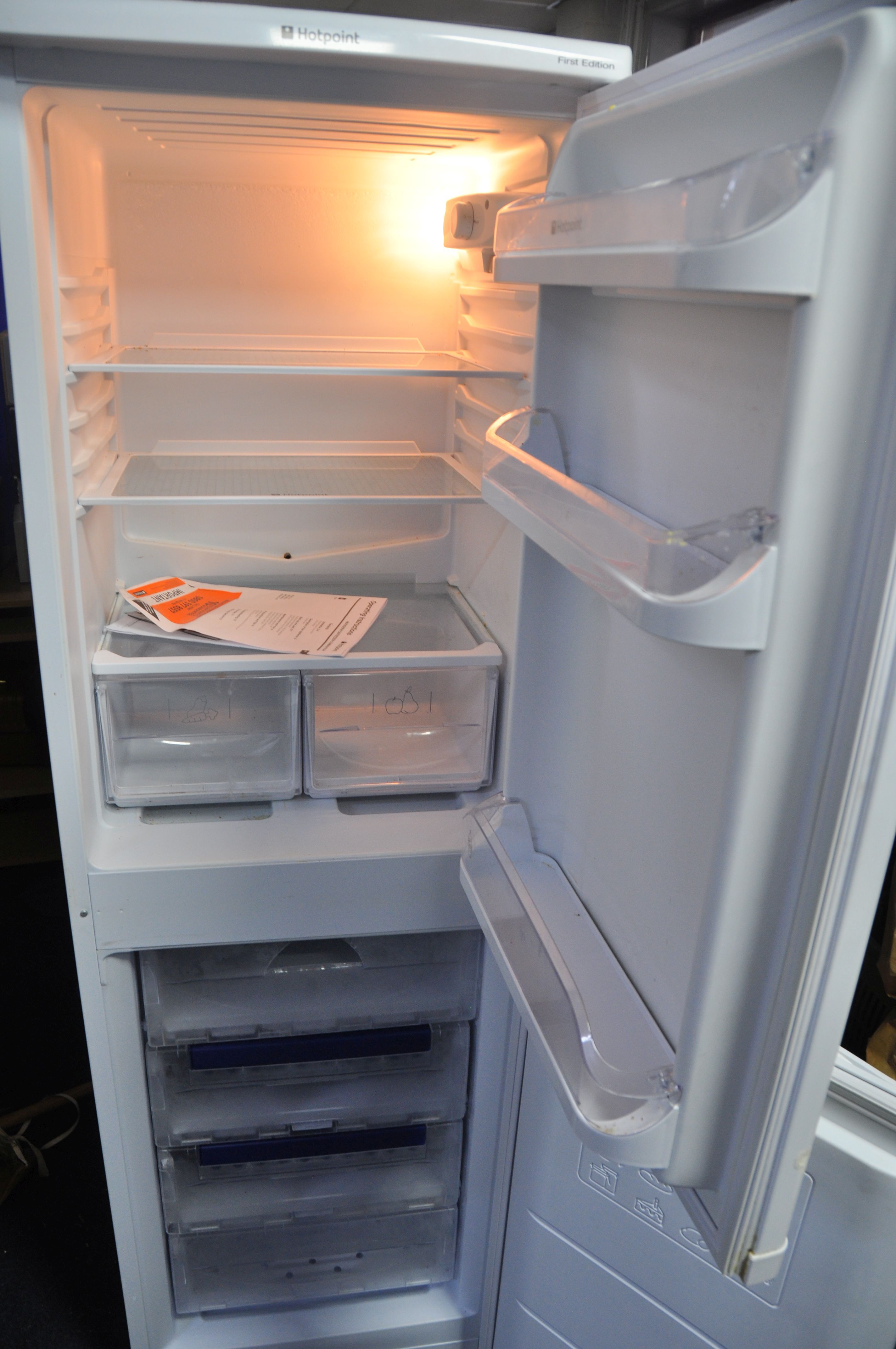 A HOTPOINT RFAA52P FRIDGE FREEZER measuring width 55cm x depth 58cm x height 174cm (PAT pass and - Bild 2 aus 2