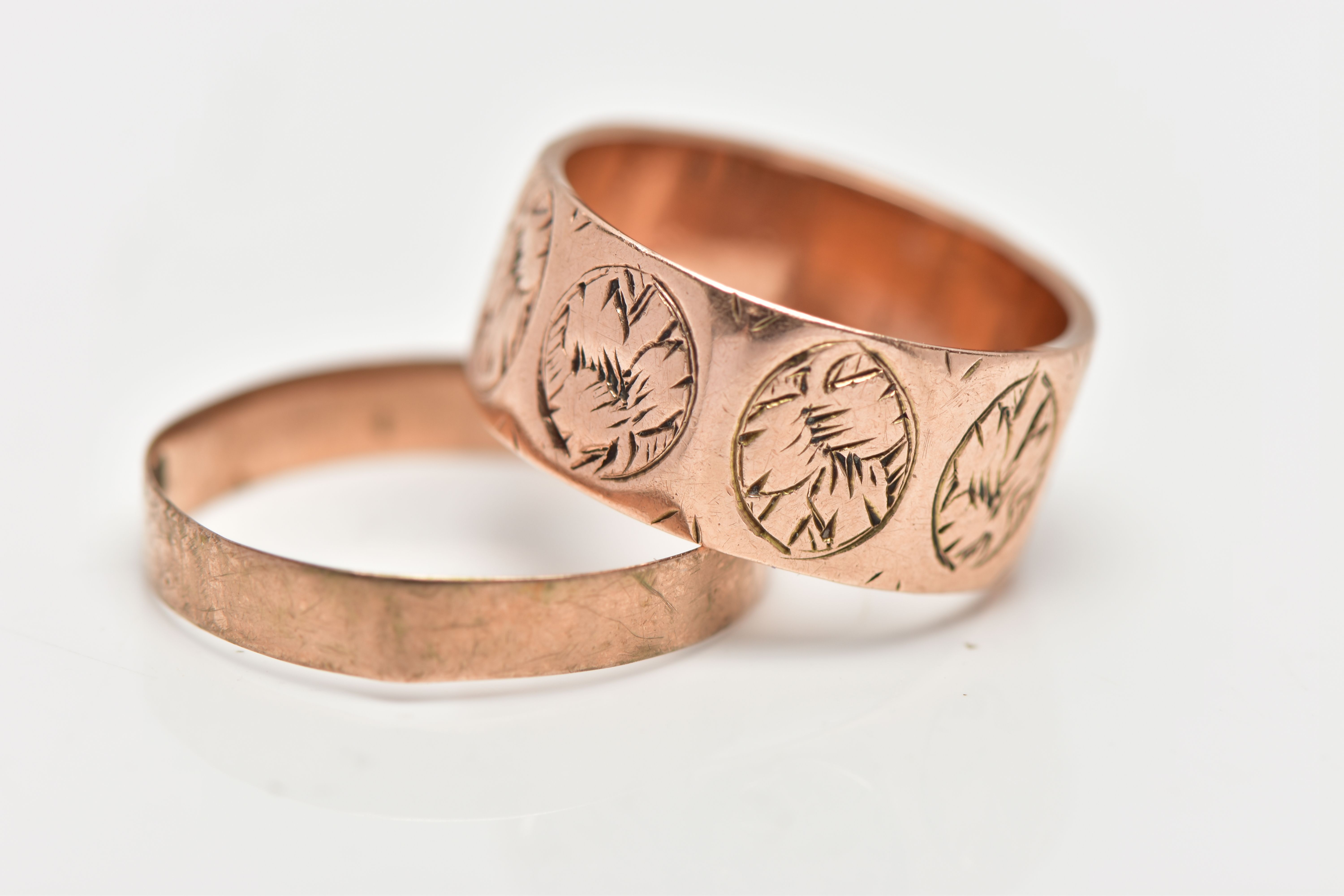 TWO LATE VICTORIAN 9CT ROSE GOLD BAND RINGS, the first comprising engraved foliate oval repeating - Bild 2 aus 3