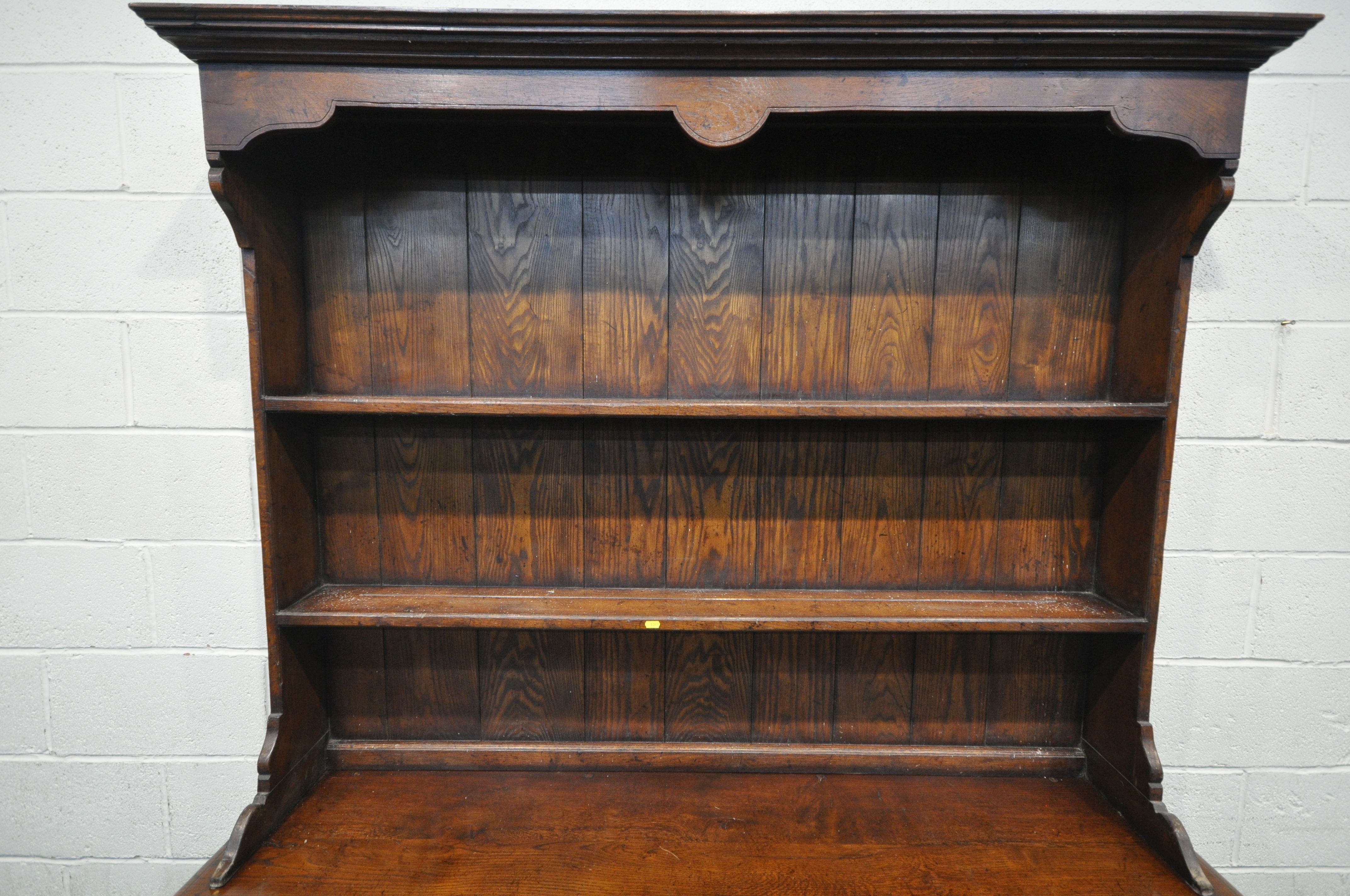 A REPRODUCTION GEORGIAN STYLE OAK DRESSER, with two shelves, over a base with three drawers, two - Bild 2 aus 5