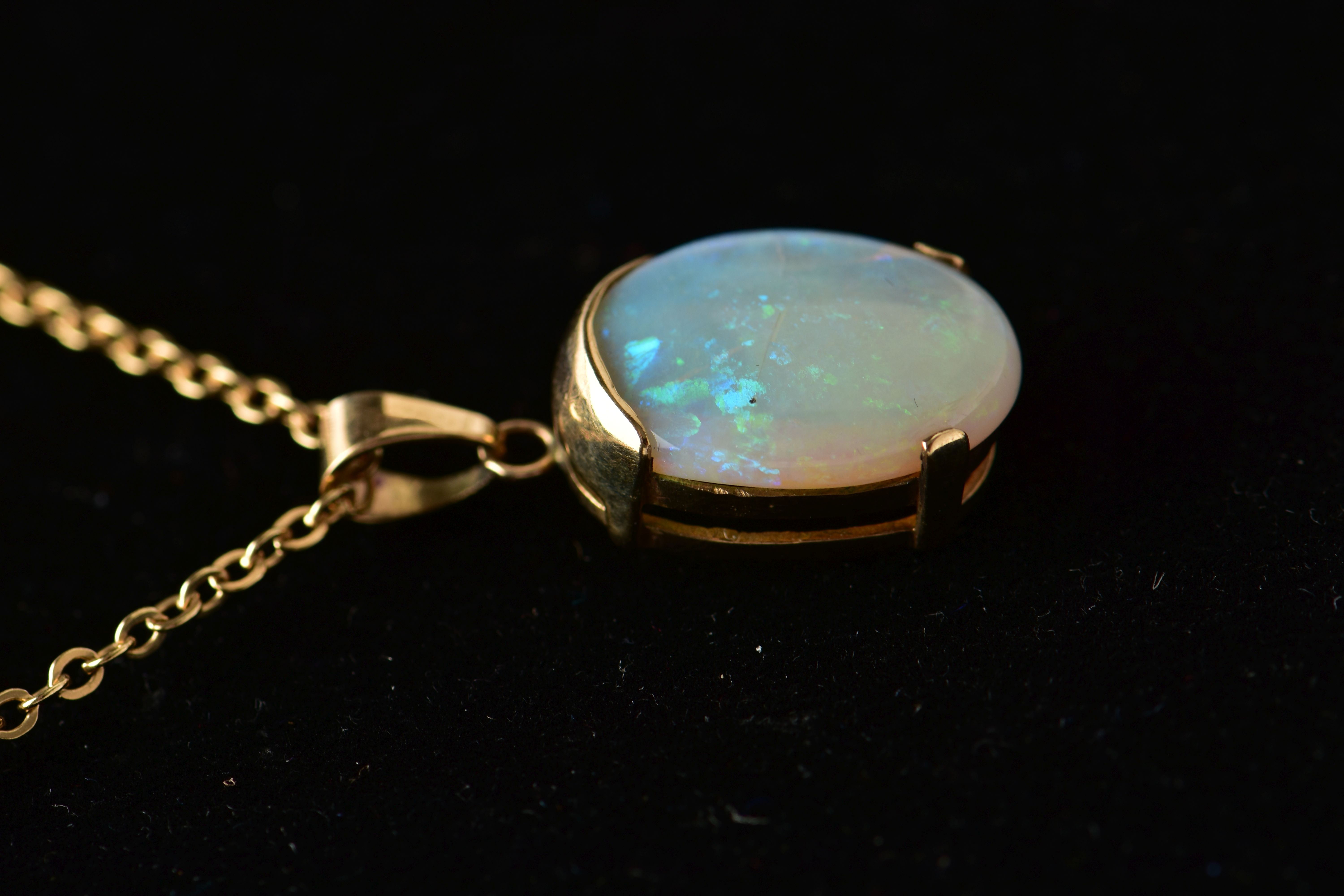 A YELLOW METAL OPAL PENDANT WITH CHAIN, the oval opal cabochon, with yellow metal cap, tapered - Image 5 of 6