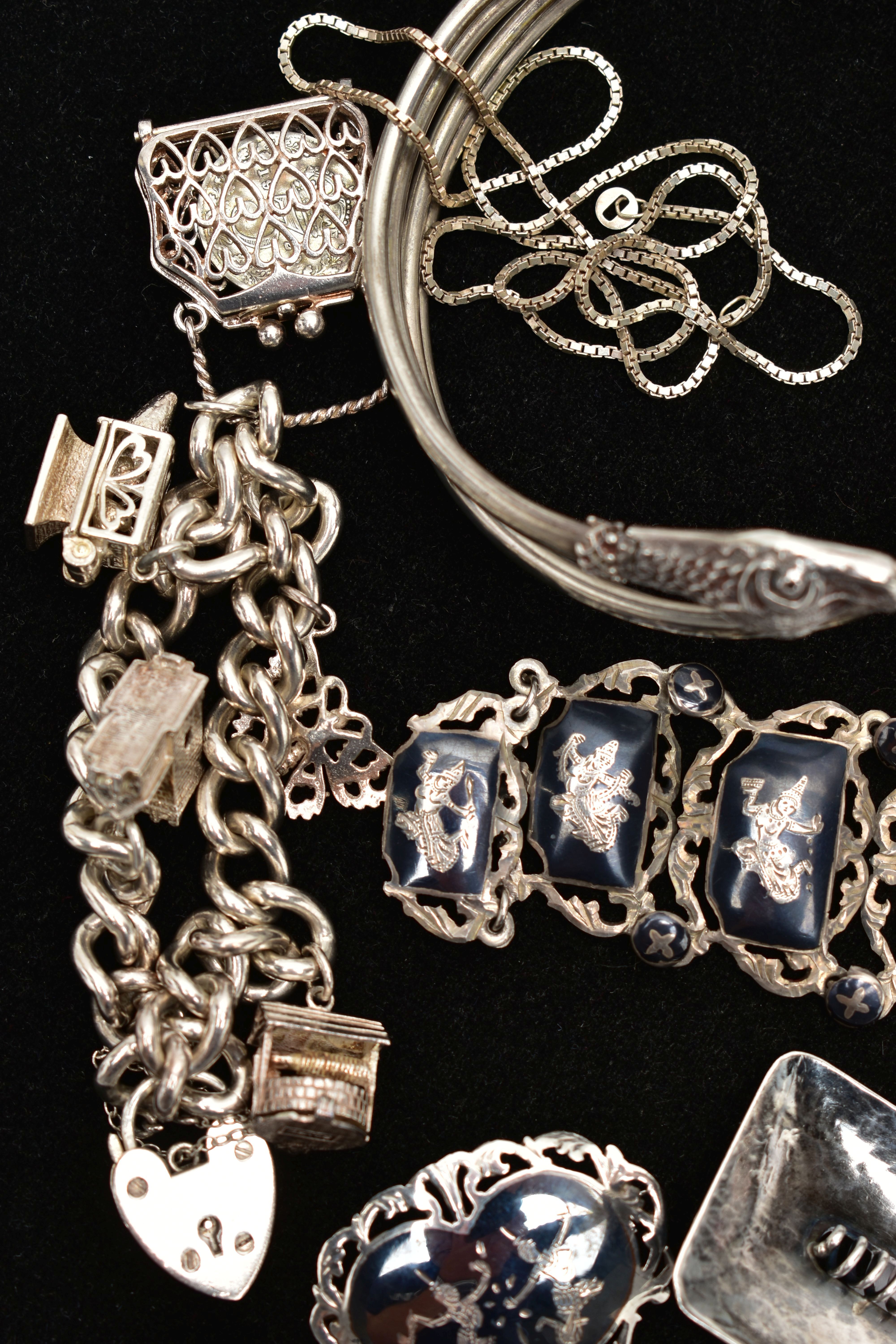 A SELECTION OF SILVER AND WHITE METAL JEWELLERY, to include a silver hinged bangle, hallmarked - Bild 6 aus 6