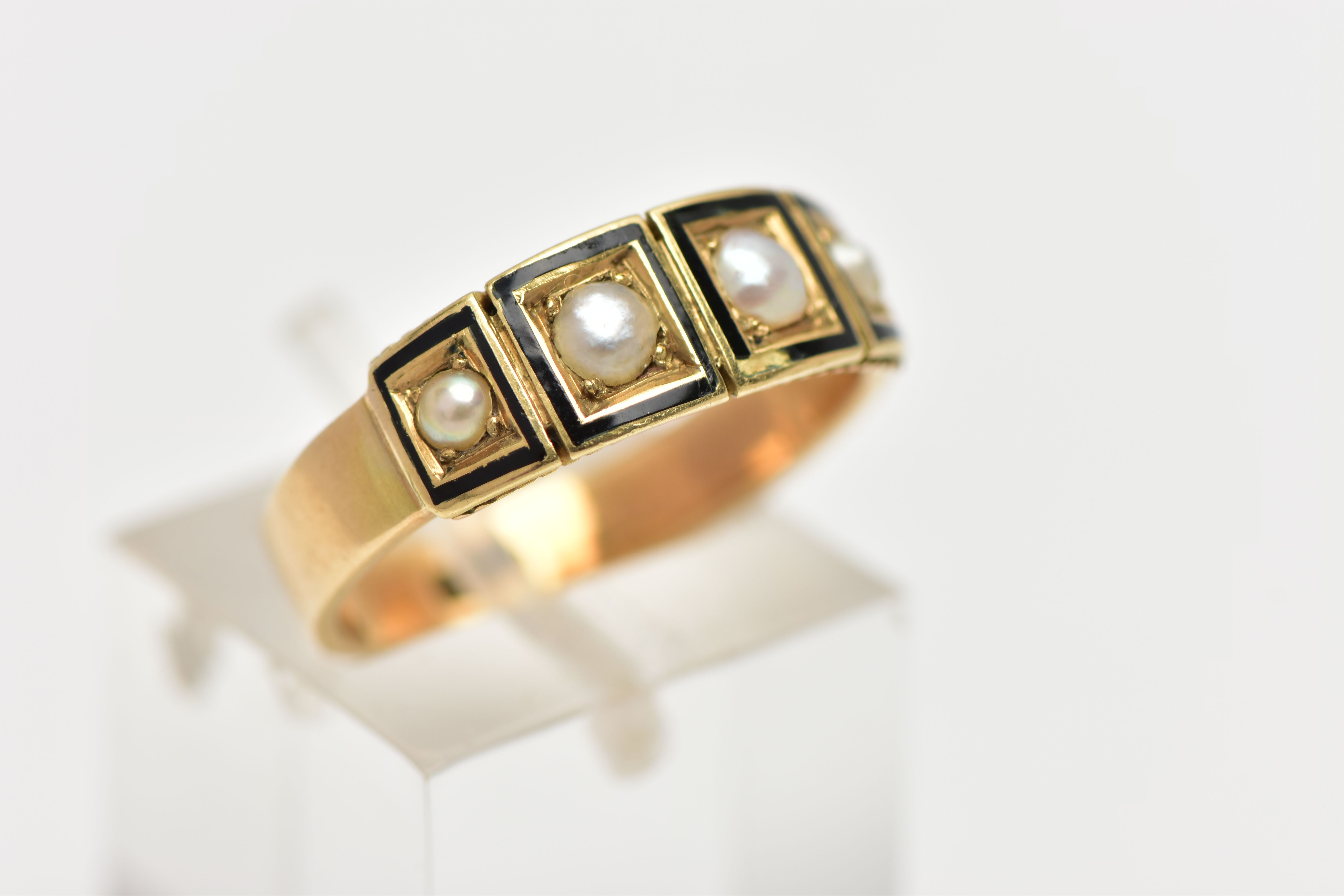 A LATE 19TH CENTURY GOLD RING, four split pearls set in a gold band ring with black enamel detail, - Bild 4 aus 4