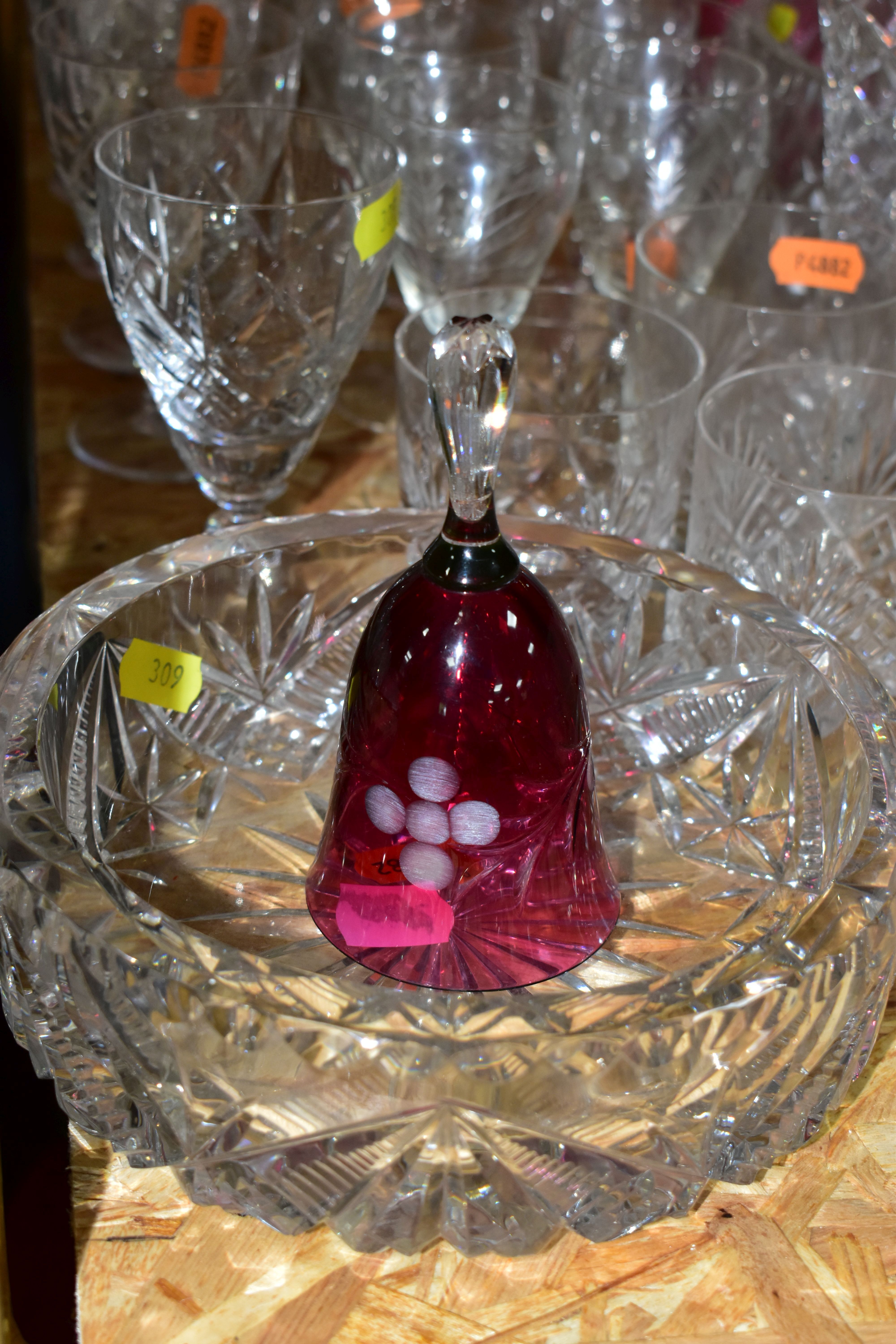 A QUANTITY OF CUT CRYSTAL AND OTHER GLASSWARES, comprising a Royal Doulton cranberry glass bell, - Bild 3 aus 8