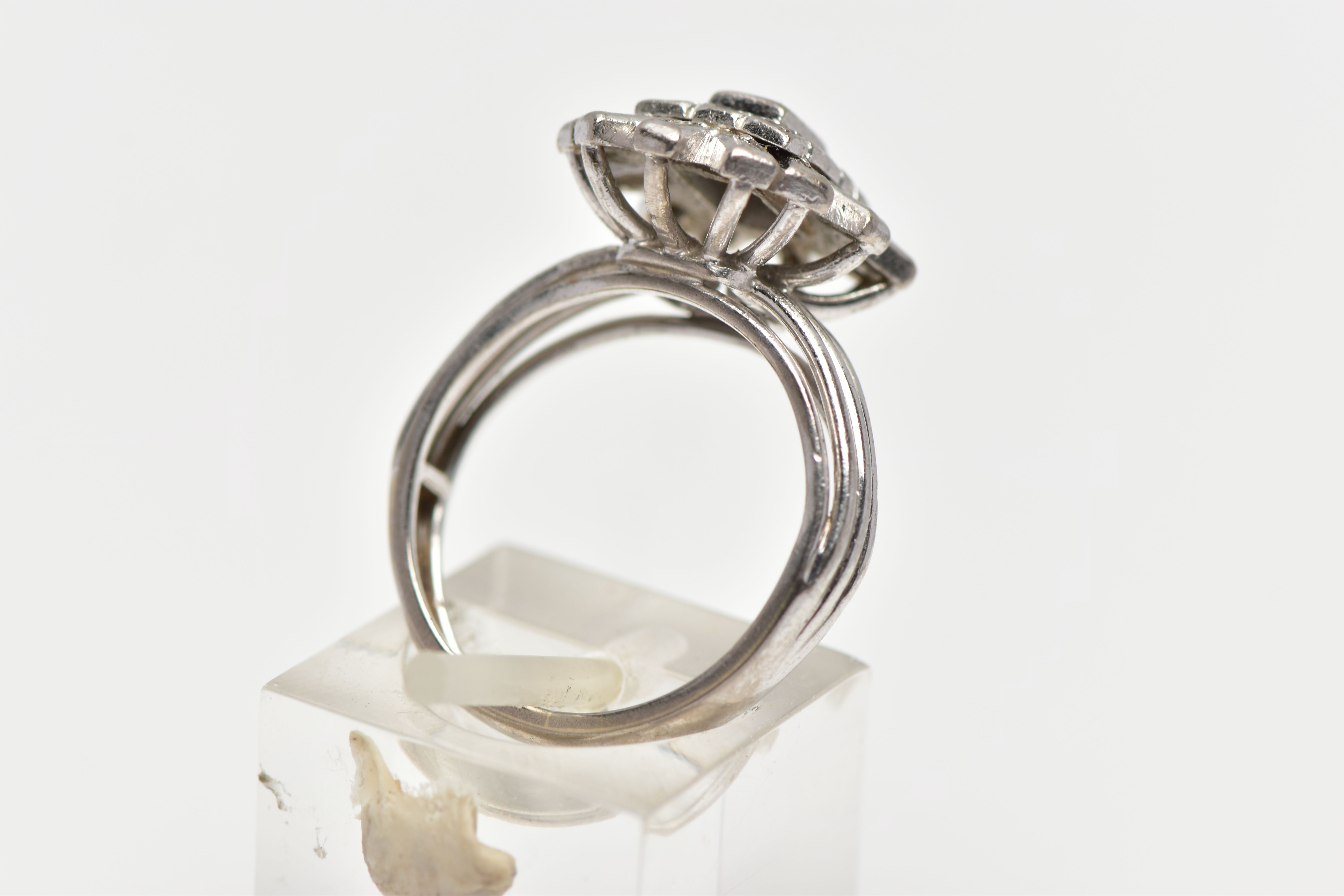 A WHITE METAL DIAMOND CLUSTER RING, raised cluster centring on a rectangular cut diamond in a collet - Bild 3 aus 4