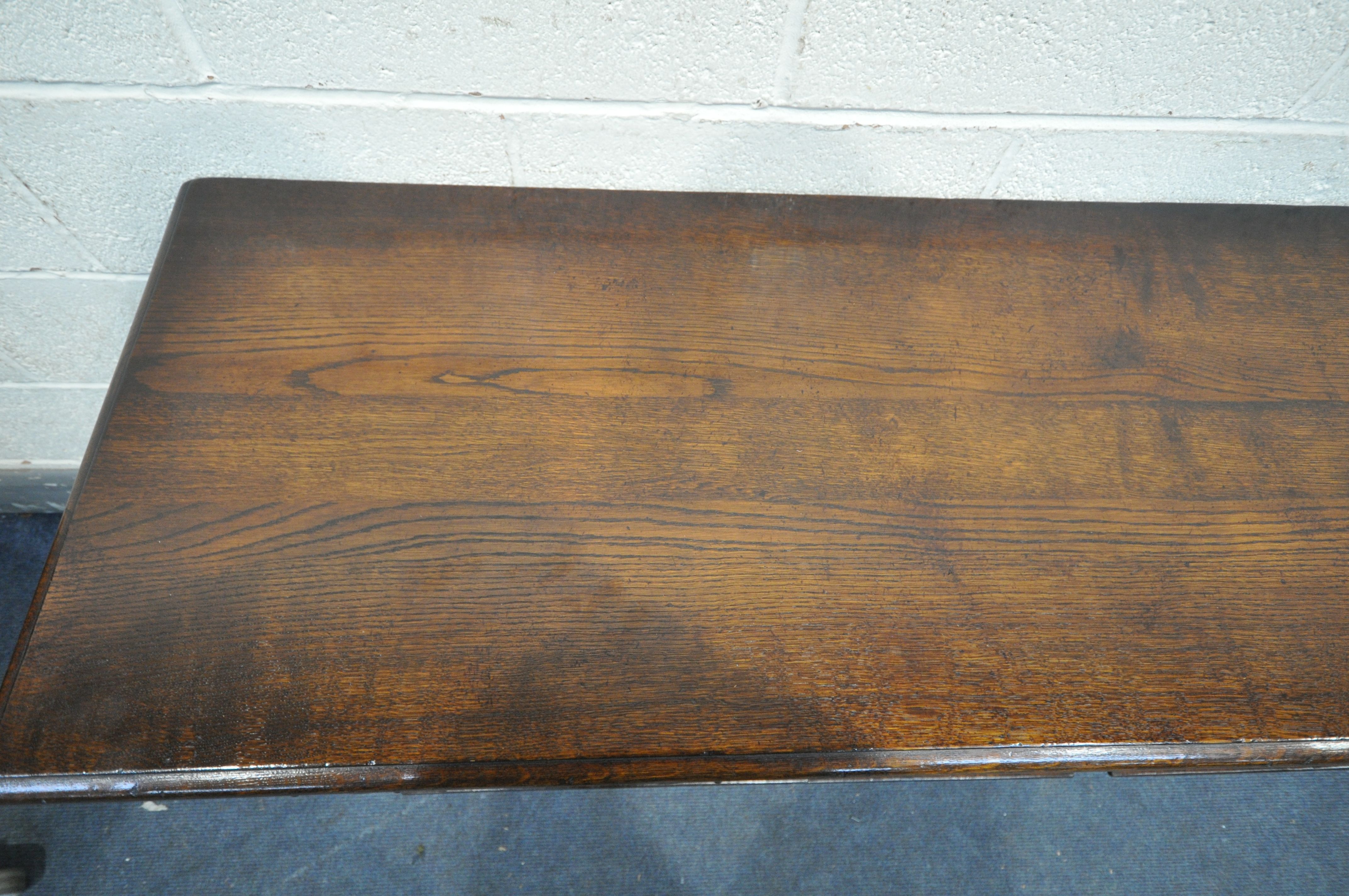 A REPRODUCTION GEORGIAN STYLE OAK DRESSER BASE, with four drawers, wavy apron, three turned and - Bild 2 aus 5